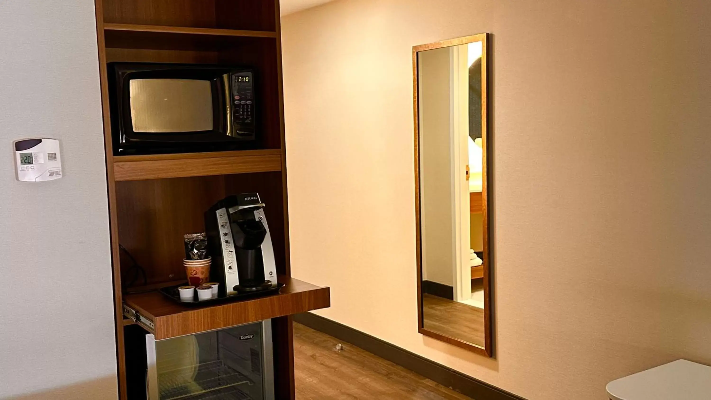 Coffee/tea facilities, TV/Entertainment Center in Newmarket Hotel and Suites