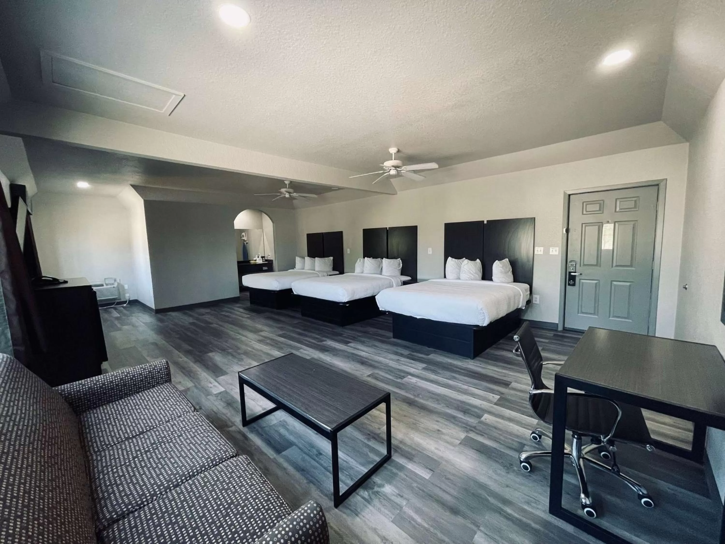 Photo of the whole room, Bed in Days Inn by Wyndham Dickinson TX