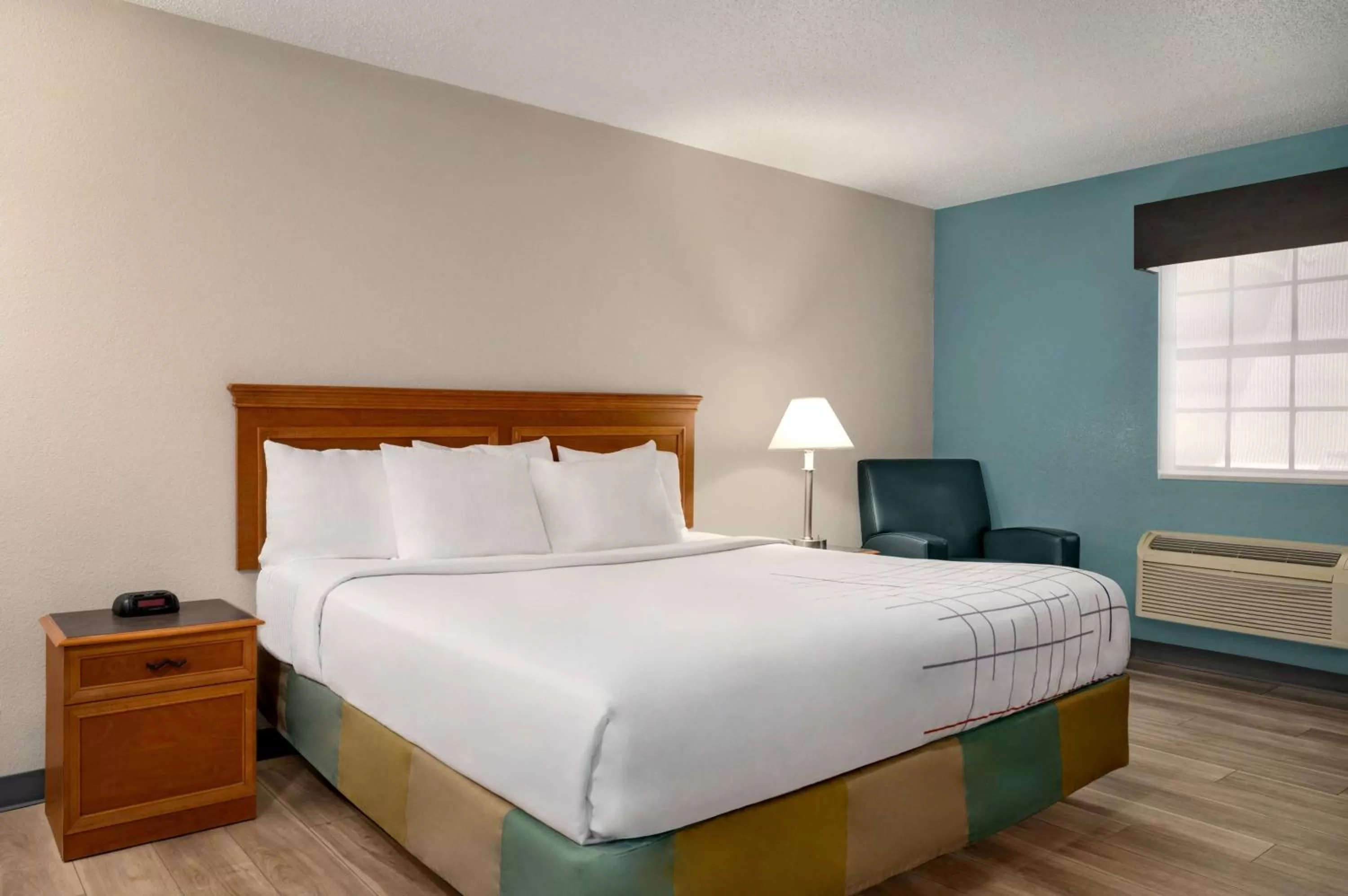 Photo of the whole room, Bed in La Quinta Inn by Wyndham Columbus Airport Area