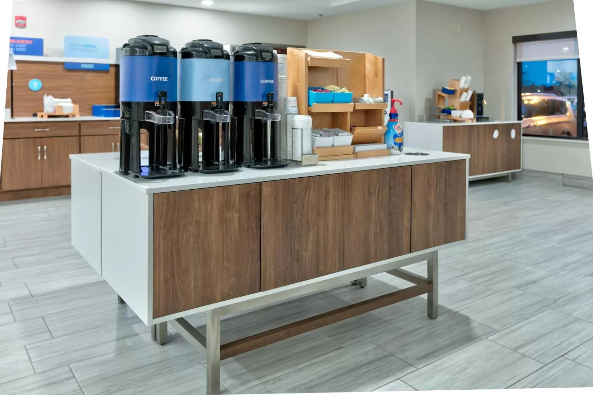 Lobby or reception, Kitchen/Kitchenette in Holiday Inn Express Hotel & Suites Shakopee, an IHG Hotel