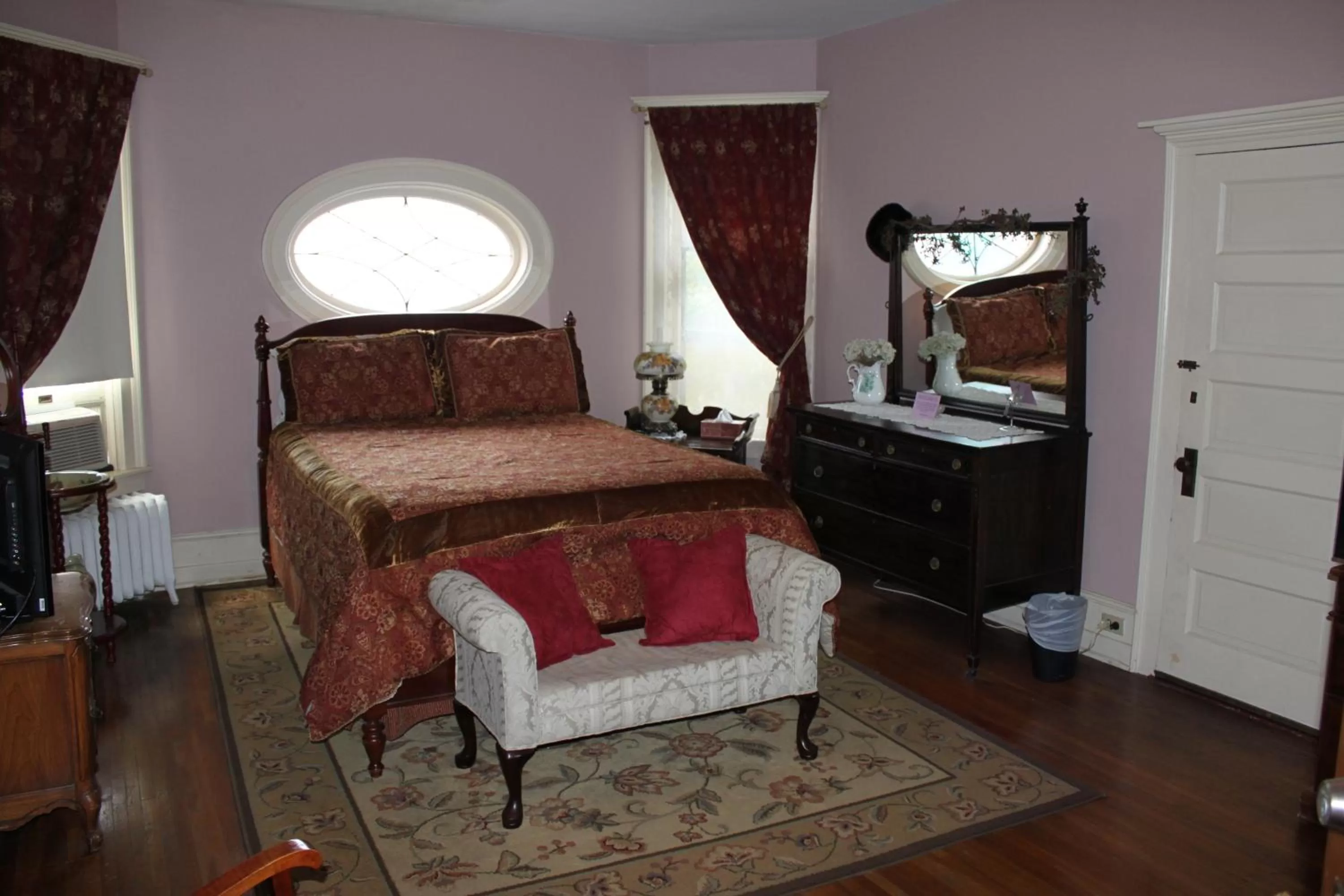 Bedroom, Bed in Victorian Charm Inn
