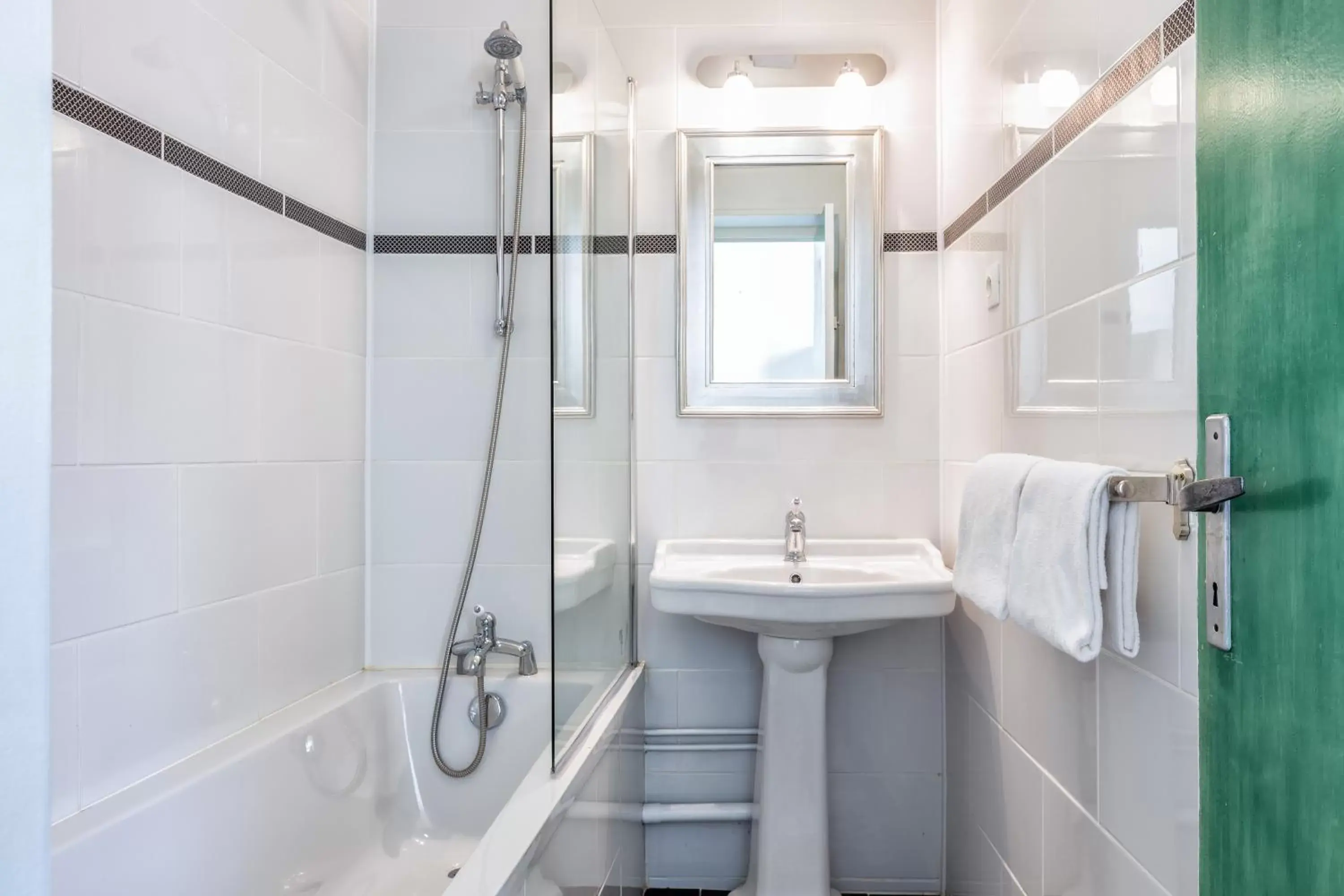 Shower, Bathroom in Hôtel Saint Maurice