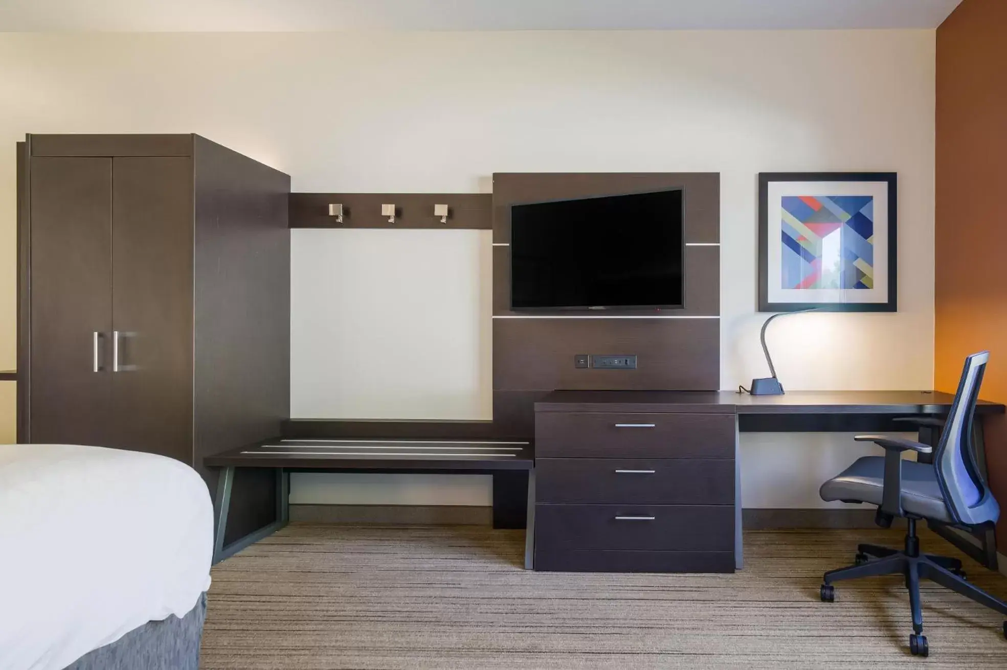 Bedroom, TV/Entertainment Center in Holiday Inn Express & Suites Custer-Mt Rushmore