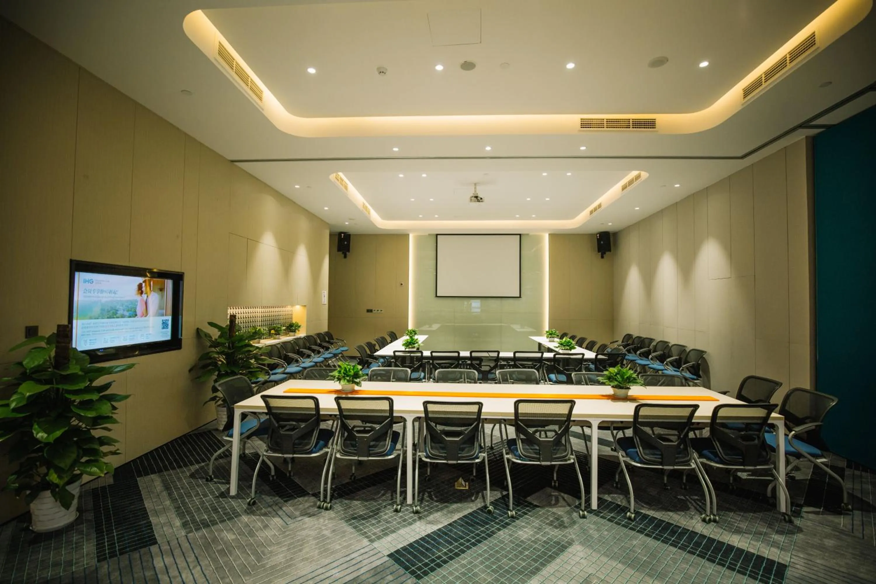 Meeting/conference room in Holiday Inn Express Ningbo Fenghua by IHG