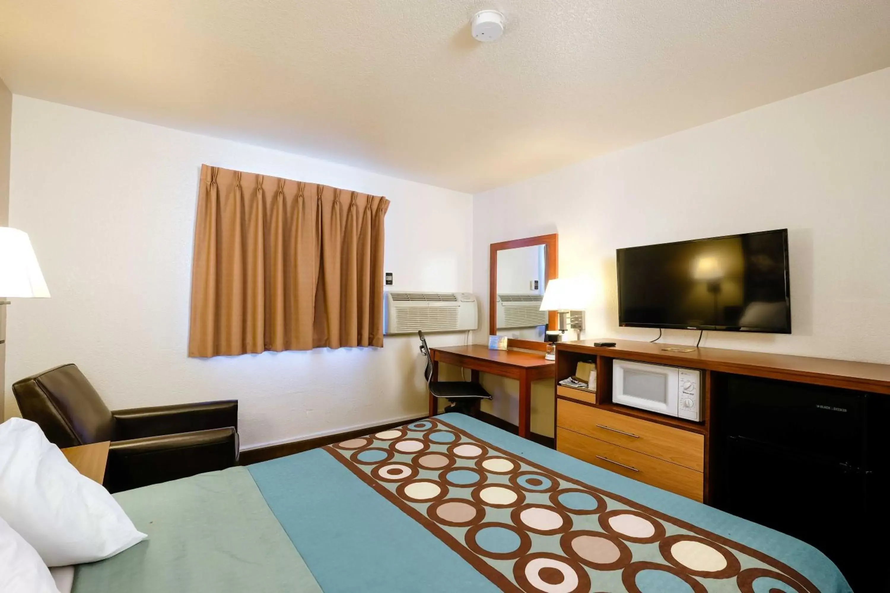 Communal lounge/ TV room, TV/Entertainment Center in Super 8 by Wyndham Las Cruces/White Sands Area