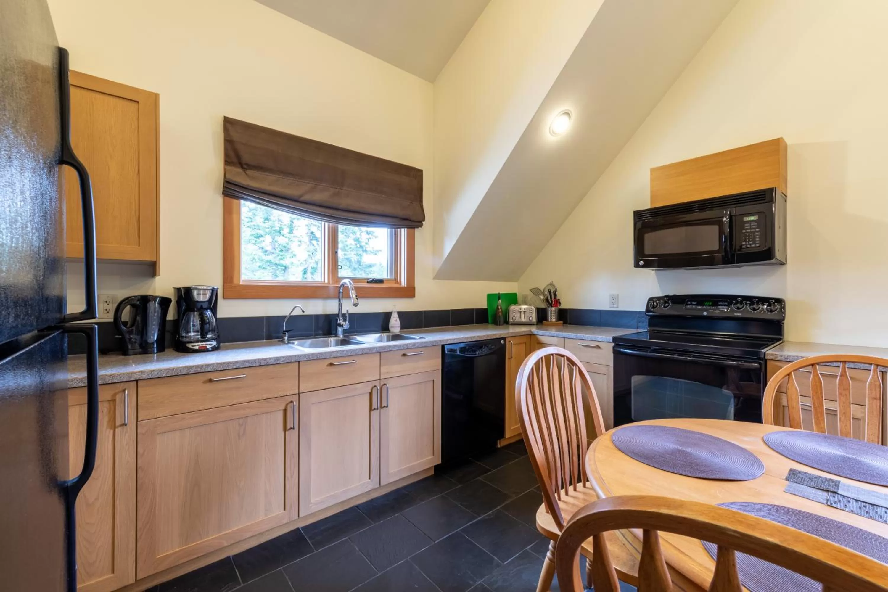 Kitchen or kitchenette, Kitchen/Kitchenette in Canyon Ridge Lodge