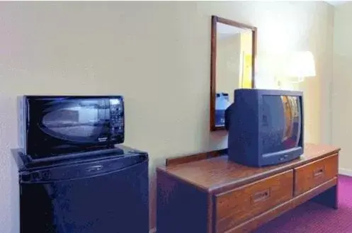 Photo of the whole room, TV/Entertainment Center in Americas Best Value Inn & Suites Greenville