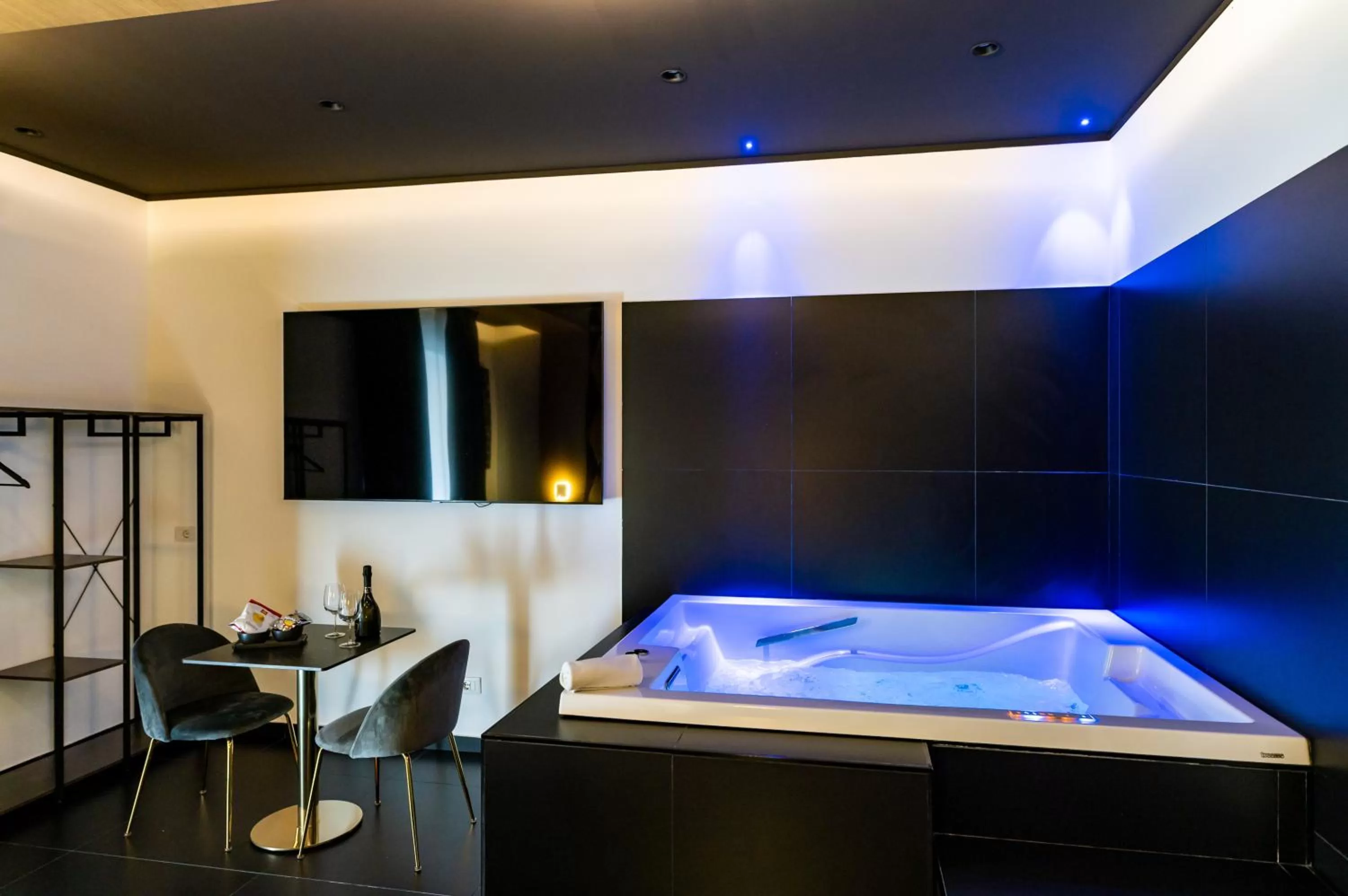 Hot Tub, Bed in Maximum hub suite&spa