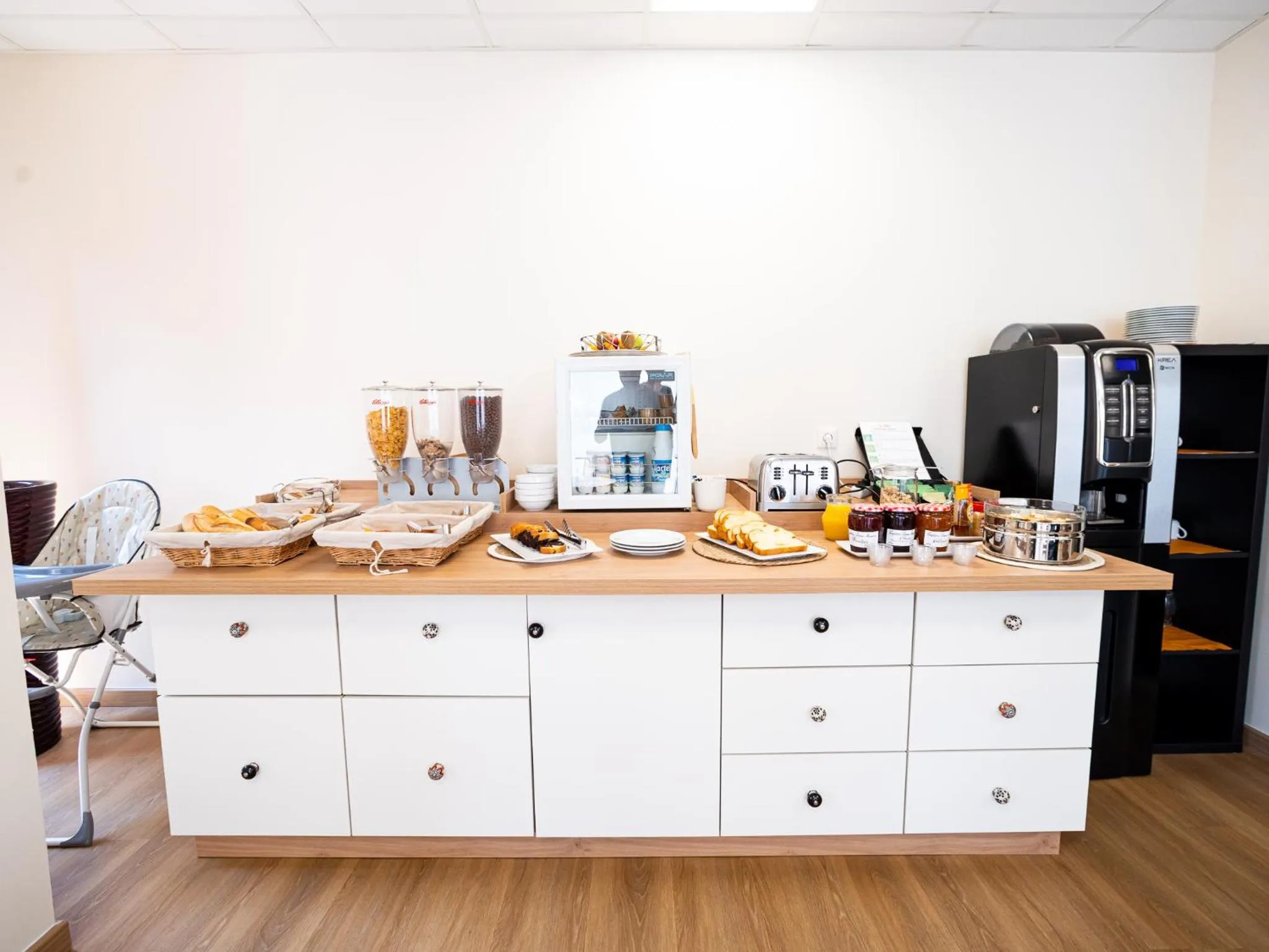 Buffet breakfast in Hotel Grand Cap Rooftop Pool