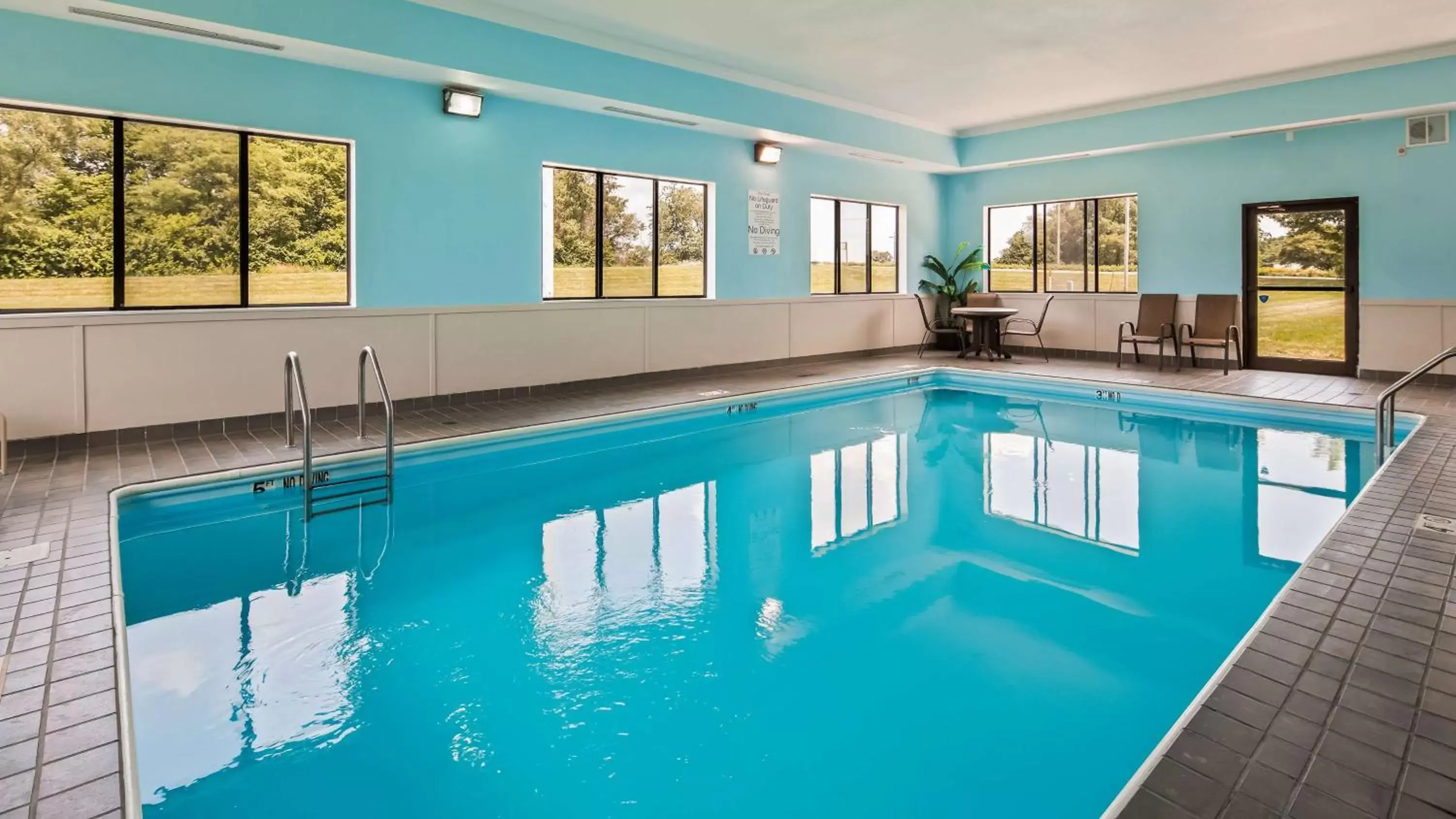 Swimming Pool in Best Western University Inn