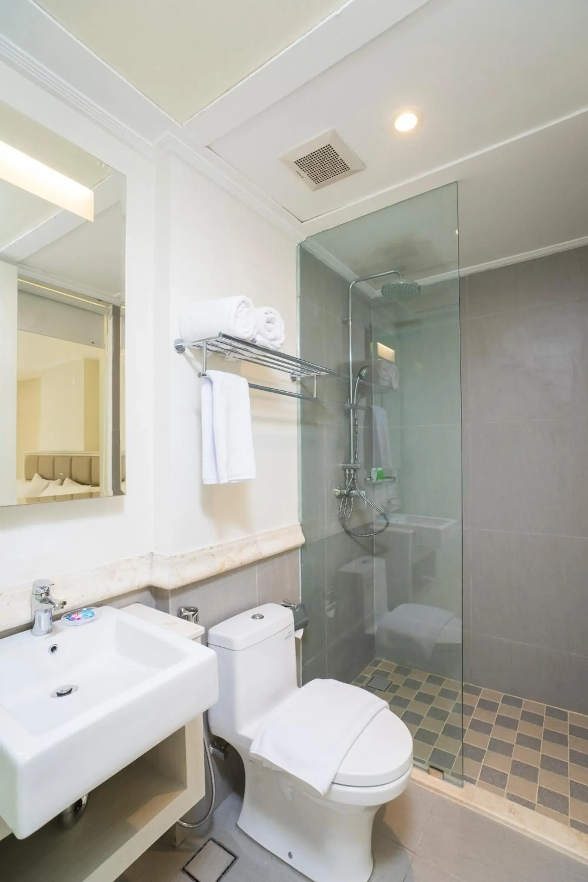 Shower, Bathroom in Alron Hotel Kuta Powered by Archipelago