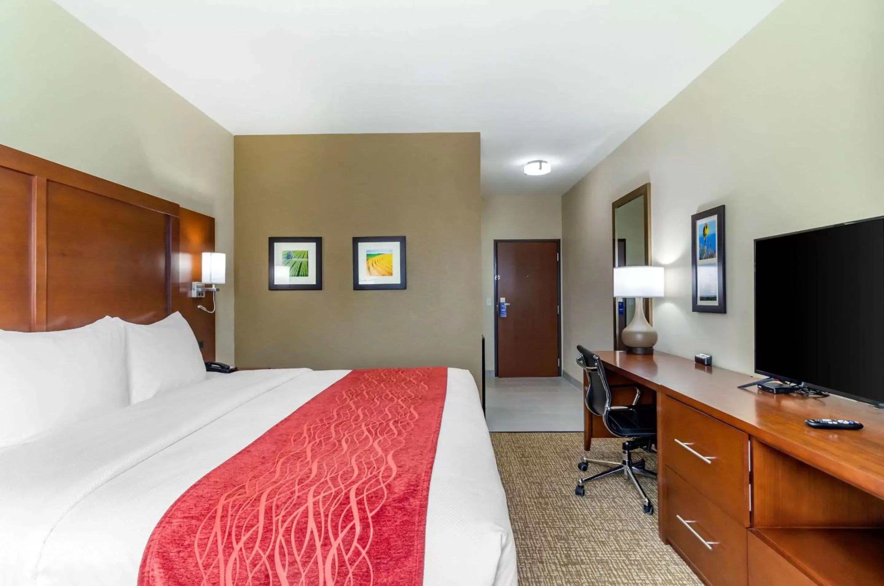 Photo of the whole room, Bed in Comfort Inn & Suites Salina North