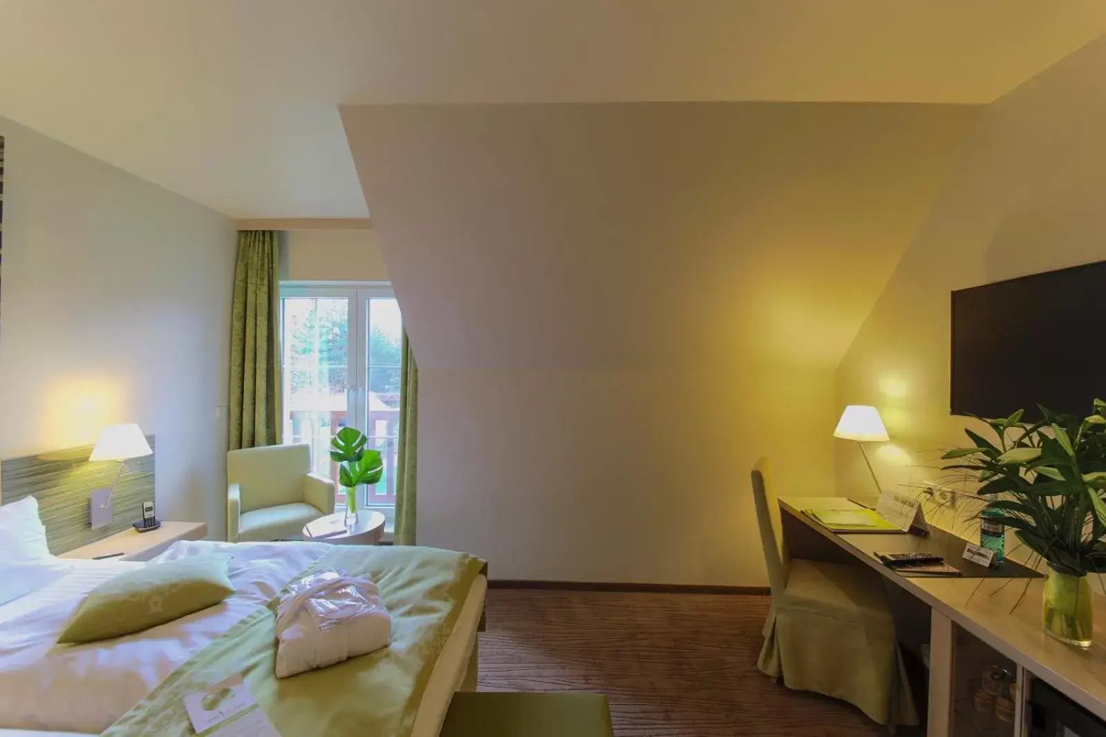 Bed, TV/Entertainment Center in Kur und Wellnesshaus Spreebalance, The Originals Relais (Relais du Silence)