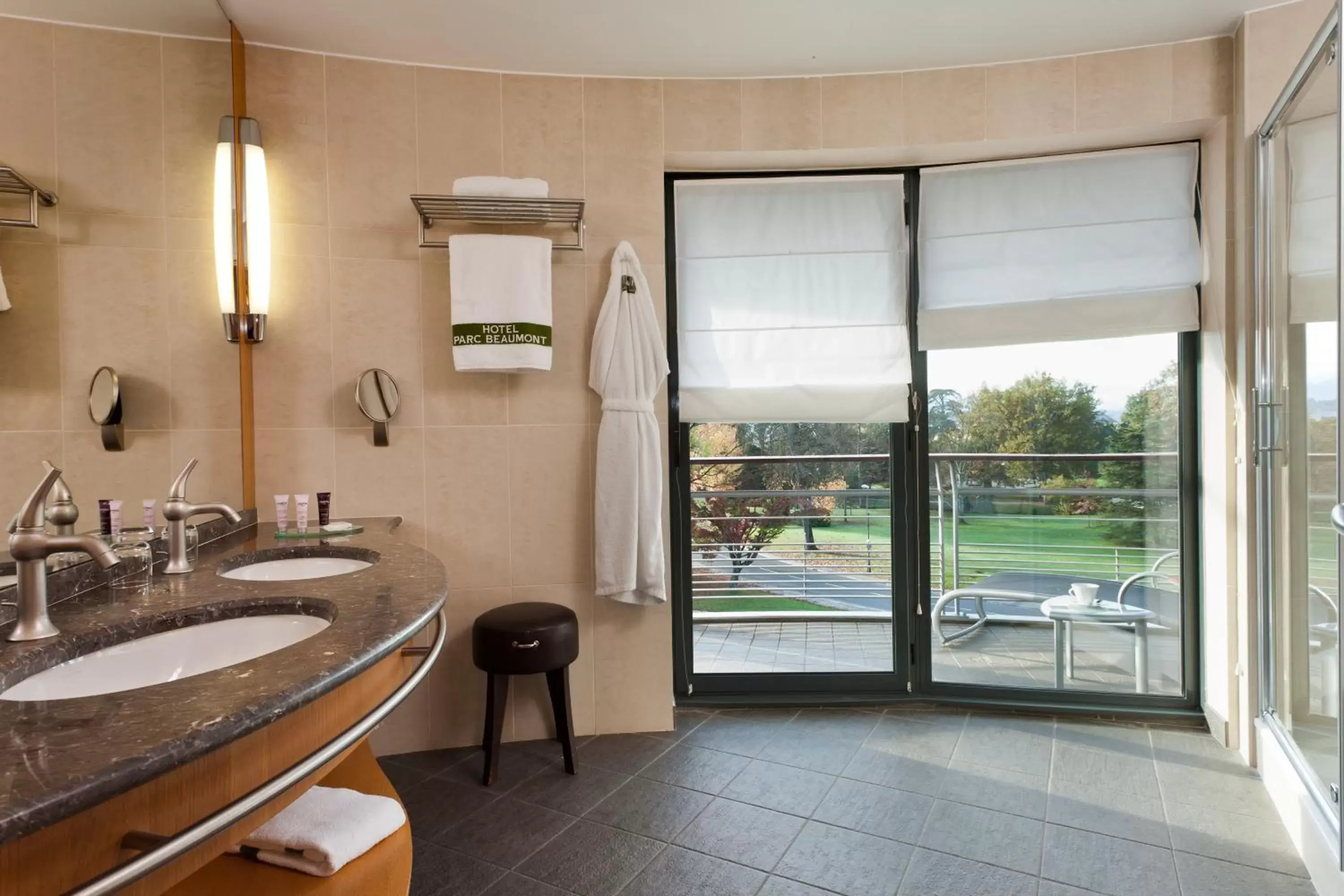 Bathroom in Hotel Parc Beaumont & Spa Pau - MGallery