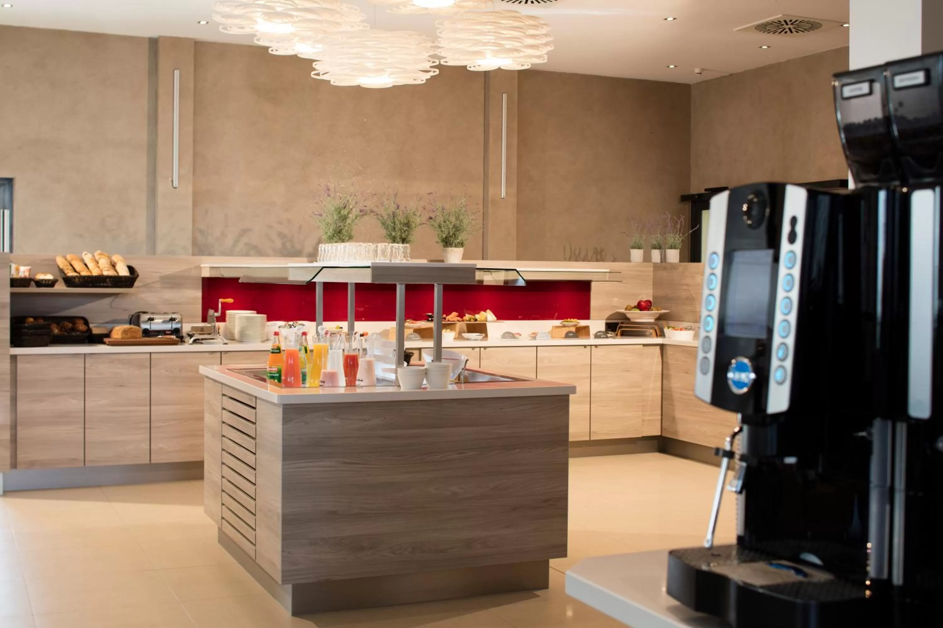 Buffet breakfast, Kitchen/Kitchenette in Vital Hotel Frankfurt