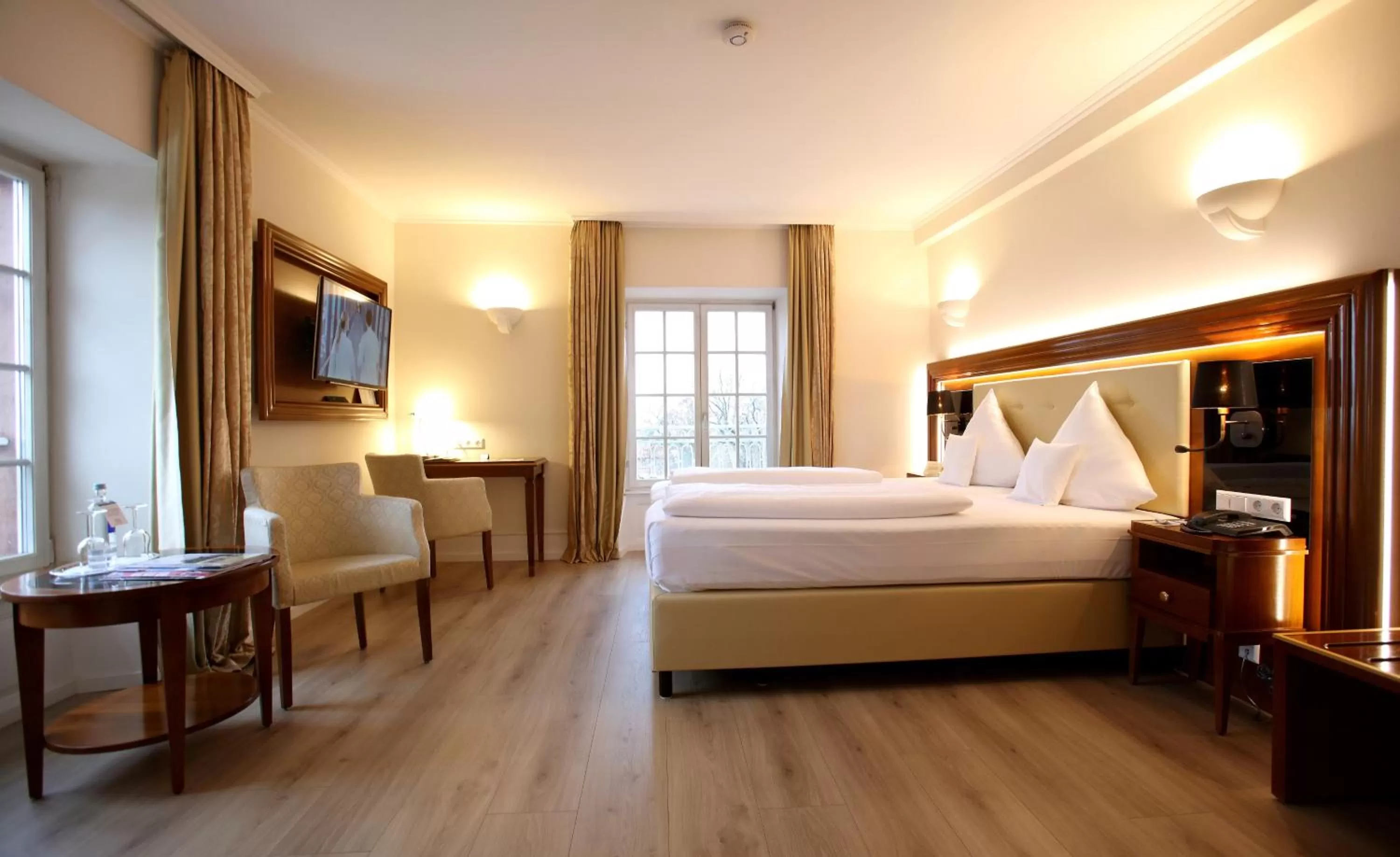 Photo of the whole room, Bed in Hotel Schloss Edesheim