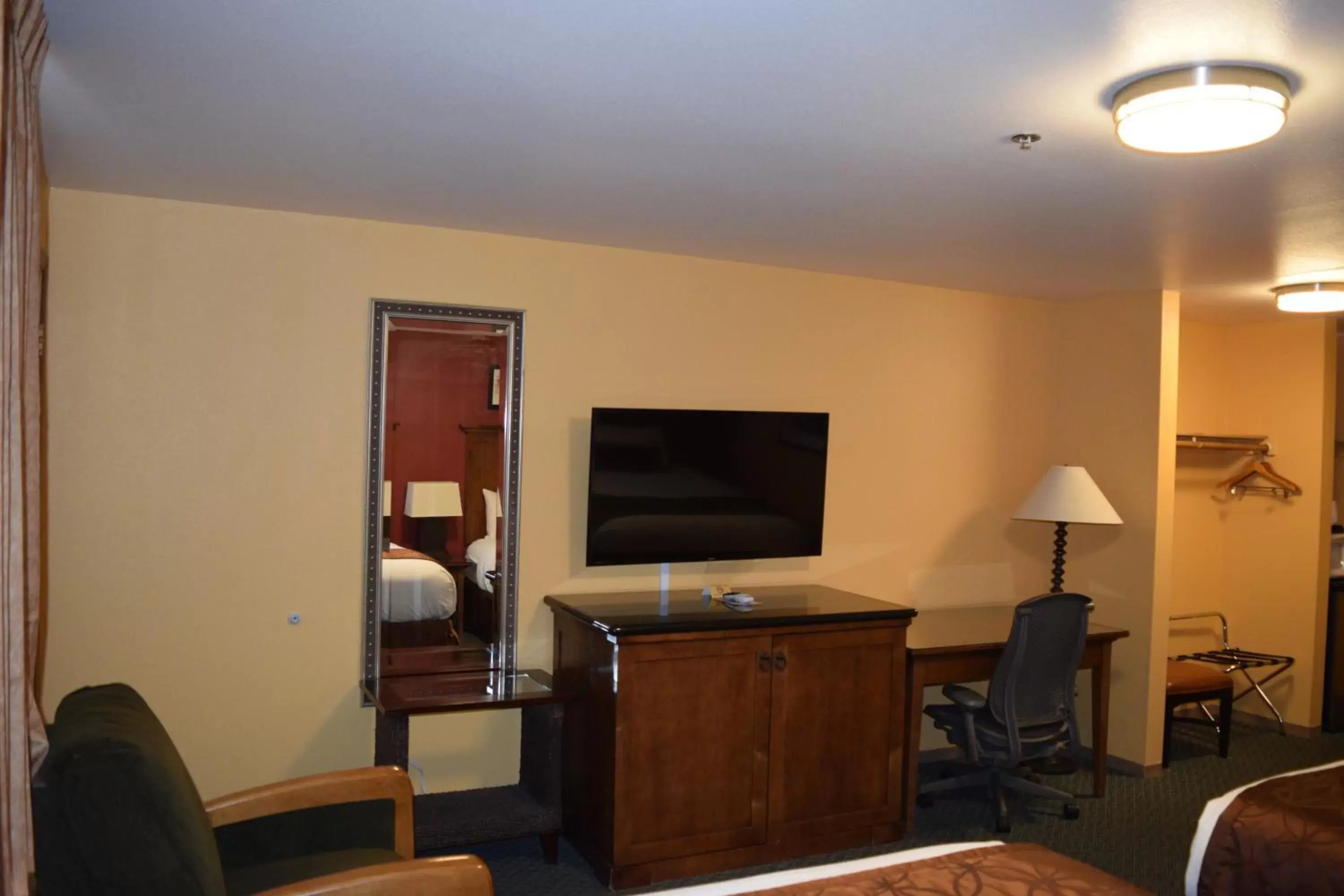 Bedroom, TV/Entertainment Center in Royal Victorian Motel