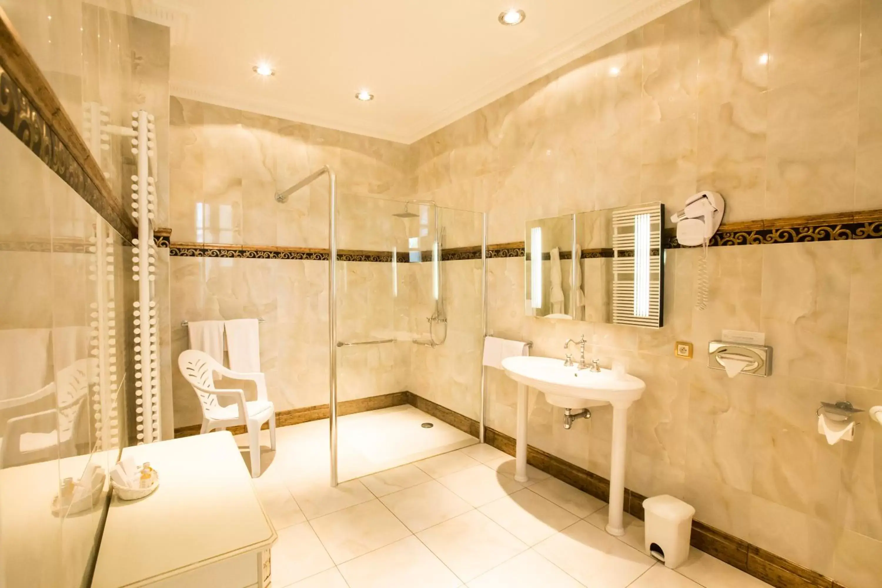 Bathroom in Château de Bellefontaine