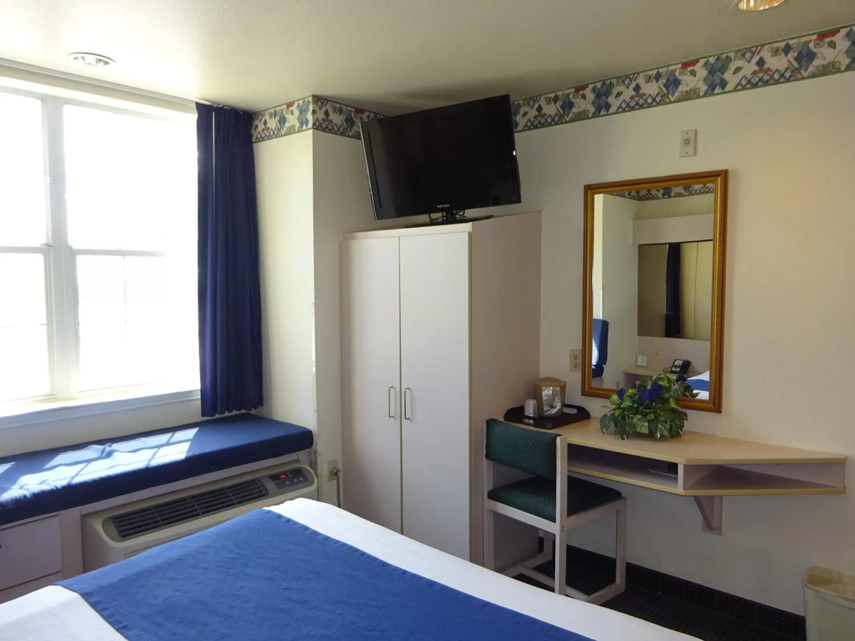 Photo of the whole room, TV/Entertainment Center in Motel 6-Fort Worth, TX - Burleson