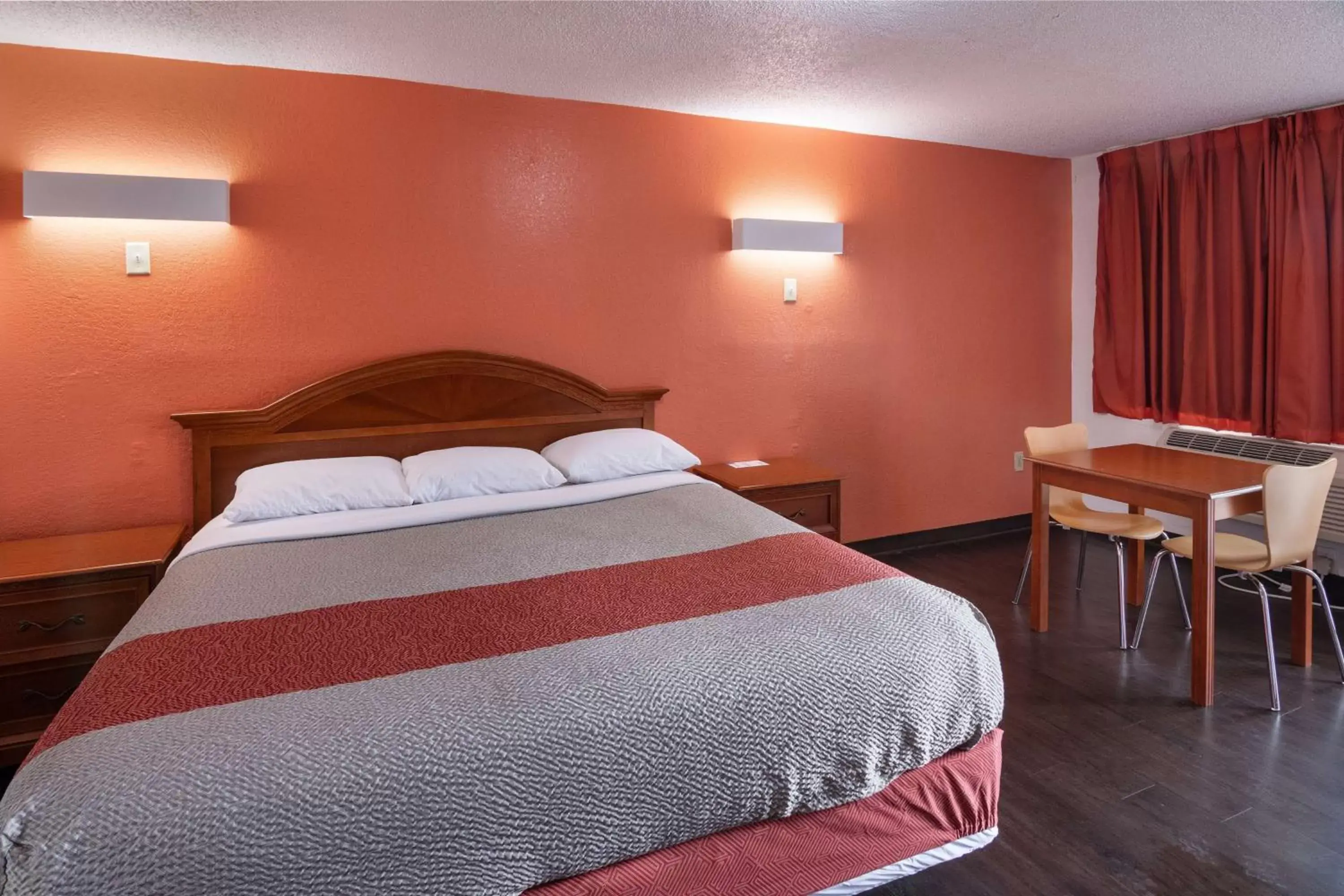 Deluxe King Room - Smoking in Motel 6-Montgomery, AL - Coliseum Deluxe King Room - Smoking in Motel 6-Montgomery, AL - Coliseum