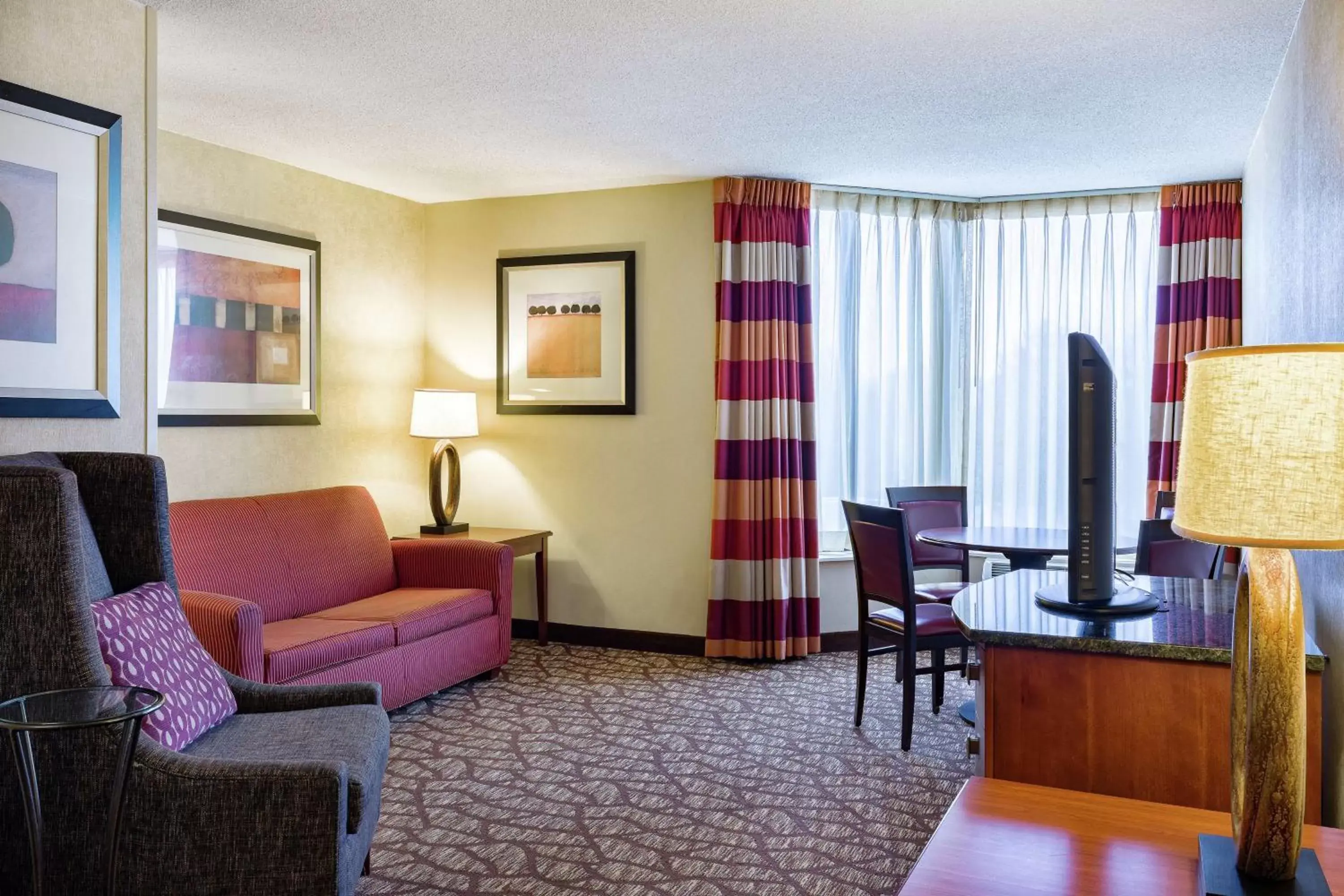 Bedroom, Seating Area in DoubleTree by Hilton Johnson City