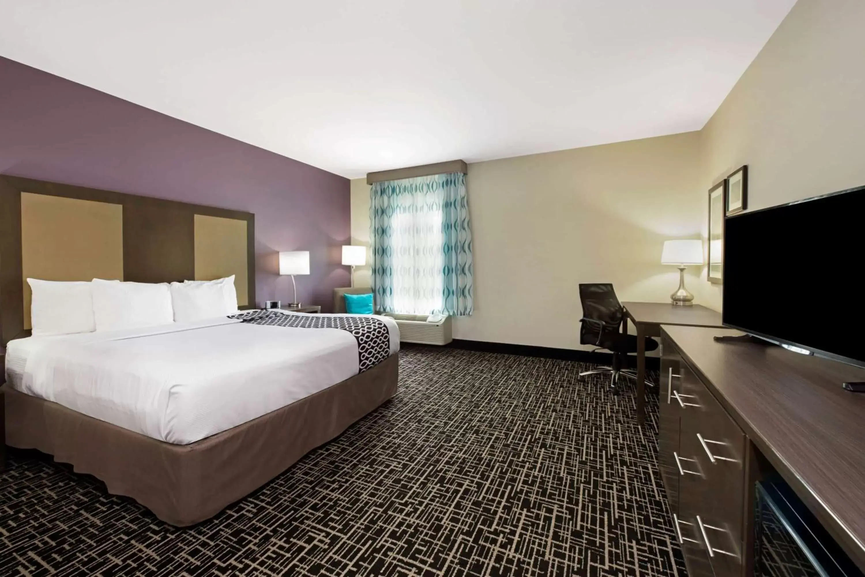 Photo of the whole room, Bed in La Quinta by Wyndham Lake Charles - Westlake