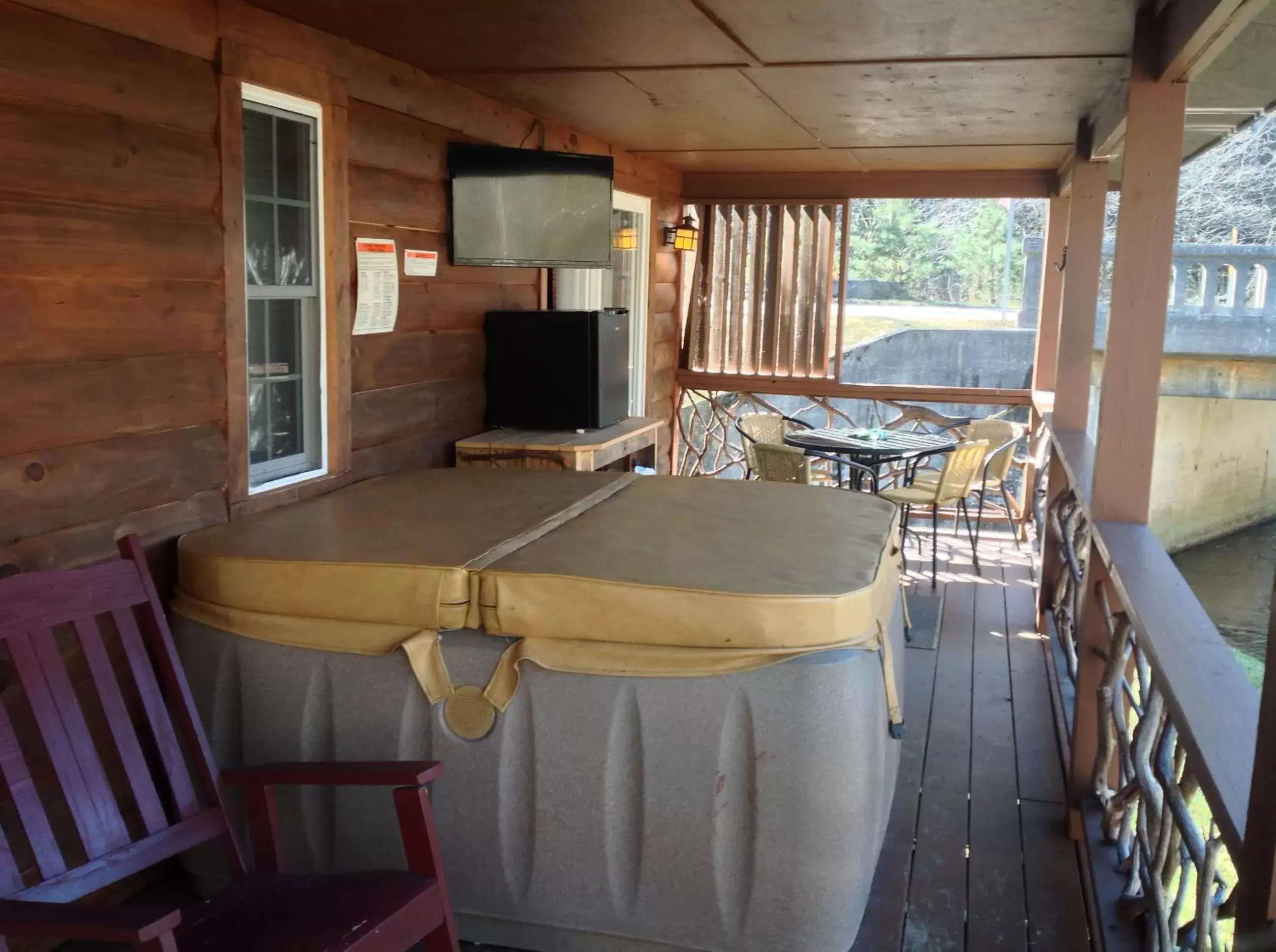 Balcony/Terrace in Qualla Cabins and Motel Cherokee near Casino