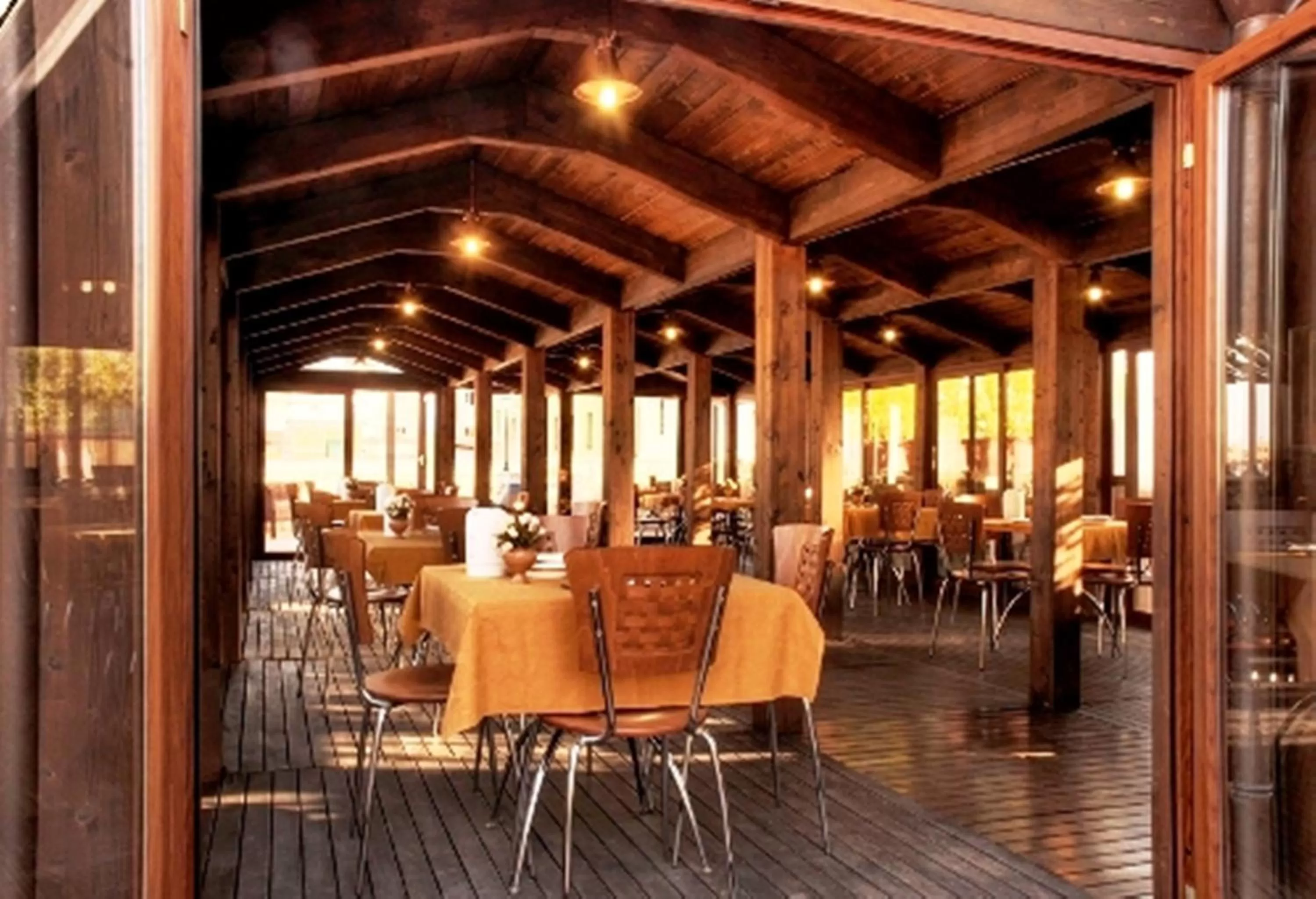 Restaurant/places to eat in Hotel Eden