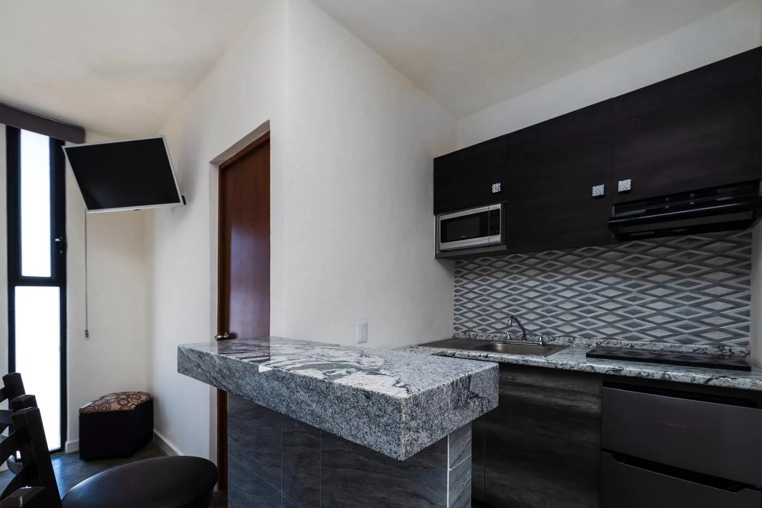 Kitchen or kitchenette, Kitchen/Kitchenette in Capital O Hotel Joyma Suites, San Luis