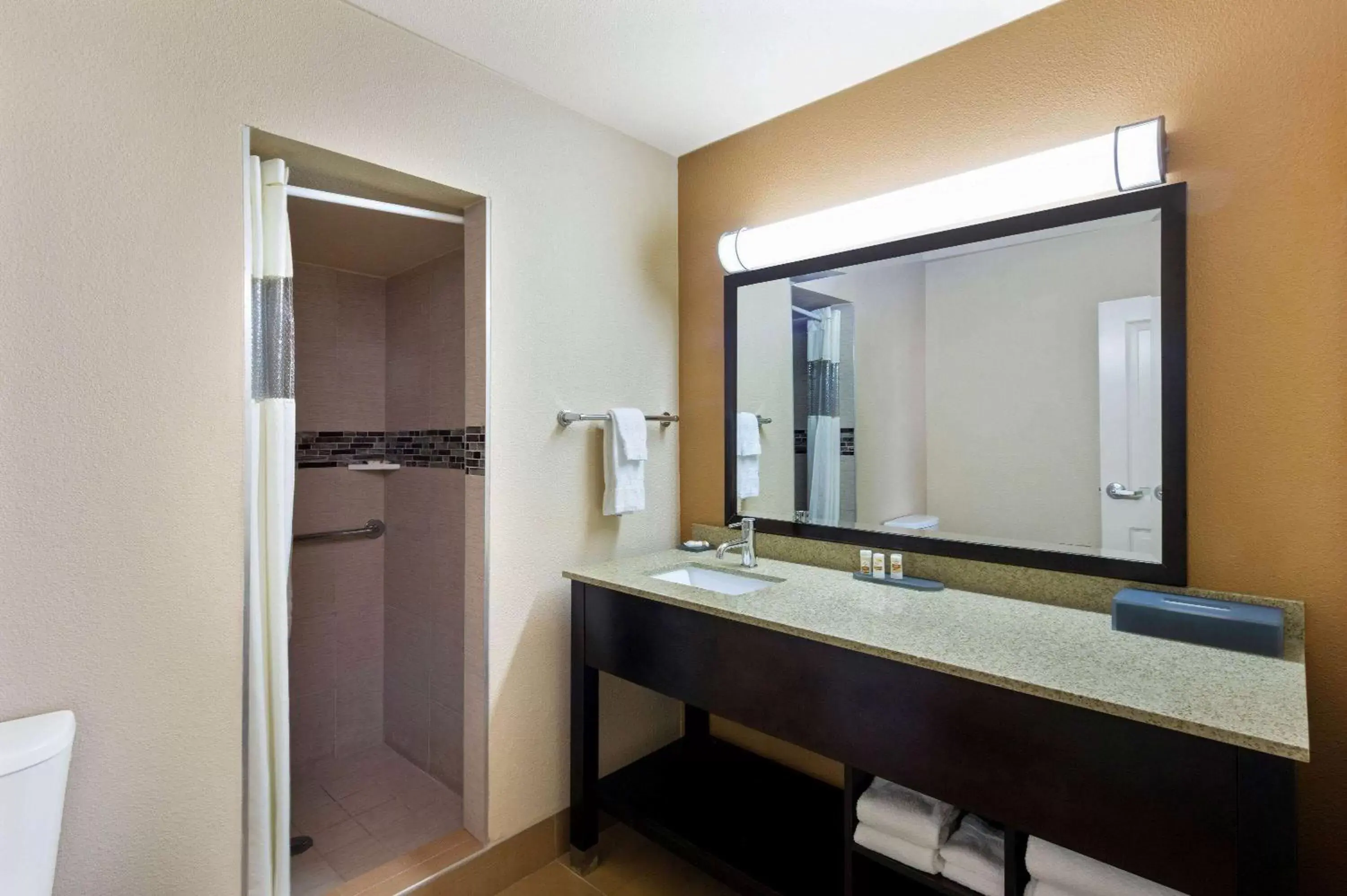 Bathroom in La Quinta Inn by Wyndham Berkeley