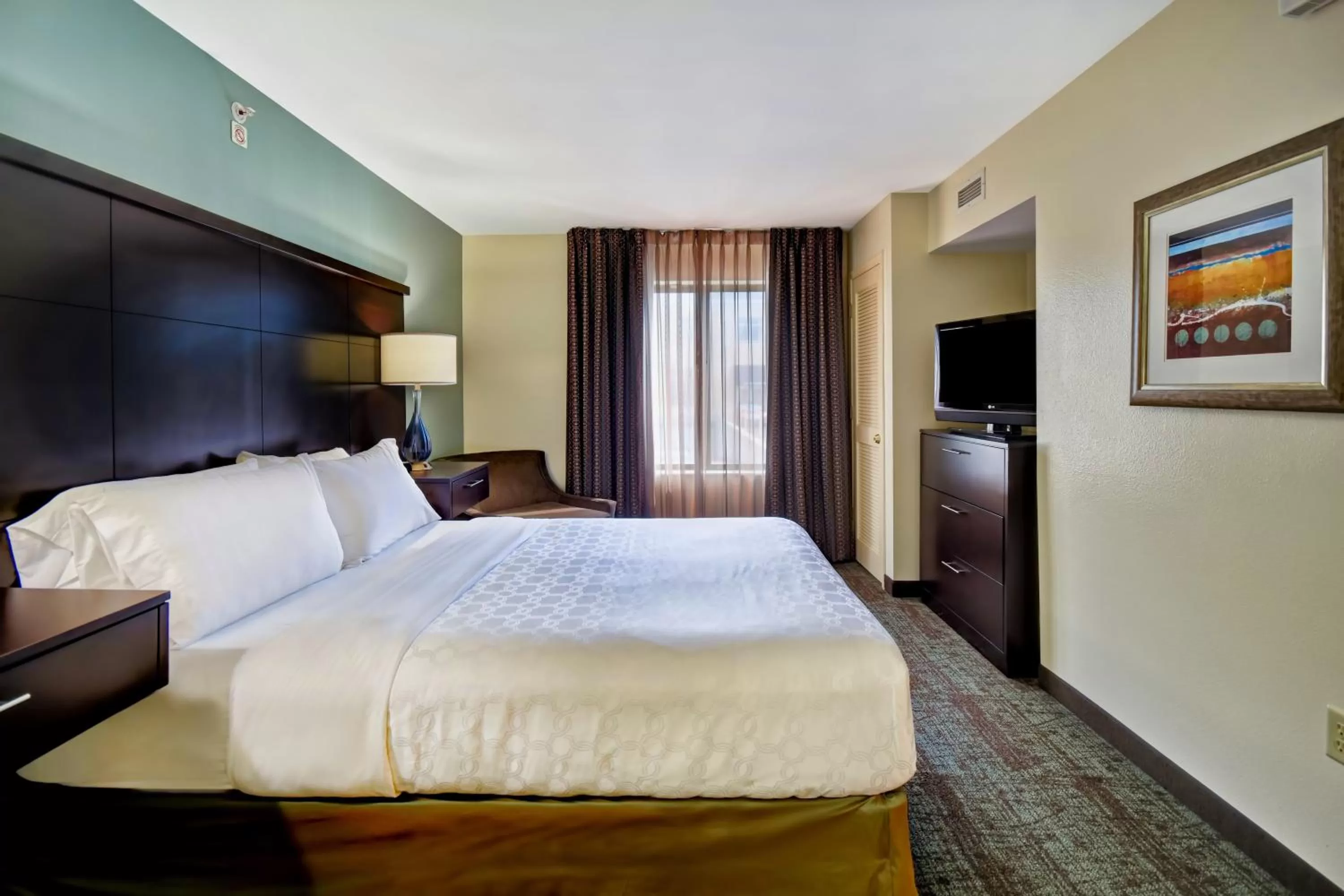 Photo of the whole room, Bed in Staybridge Suites Middleton/Madison-West by IHG