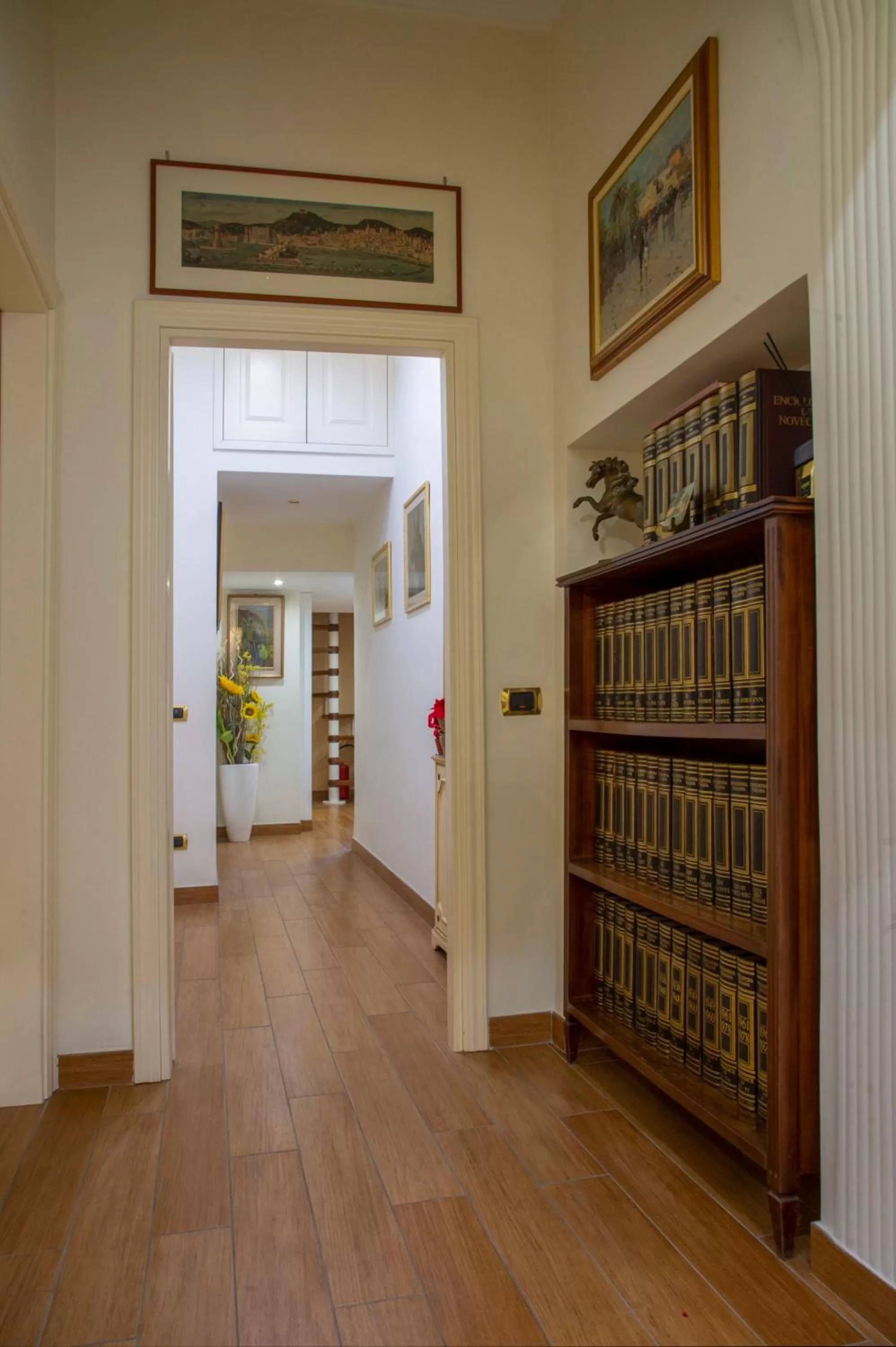 Library in B&B Residenza Via Dei Mille