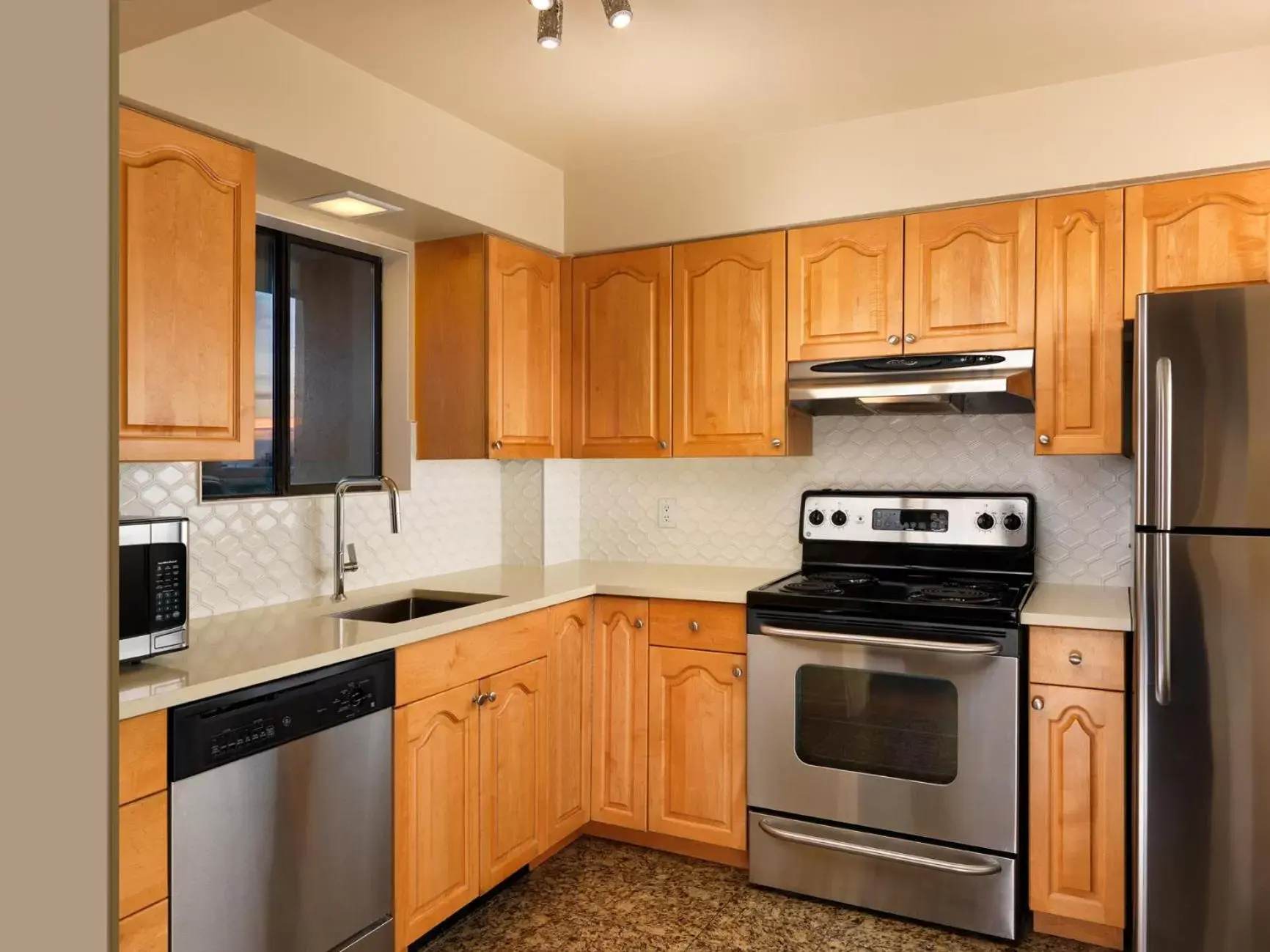 Kitchen or kitchenette, Kitchen/Kitchenette in Best Western PLUS Inner Harbour Hotel