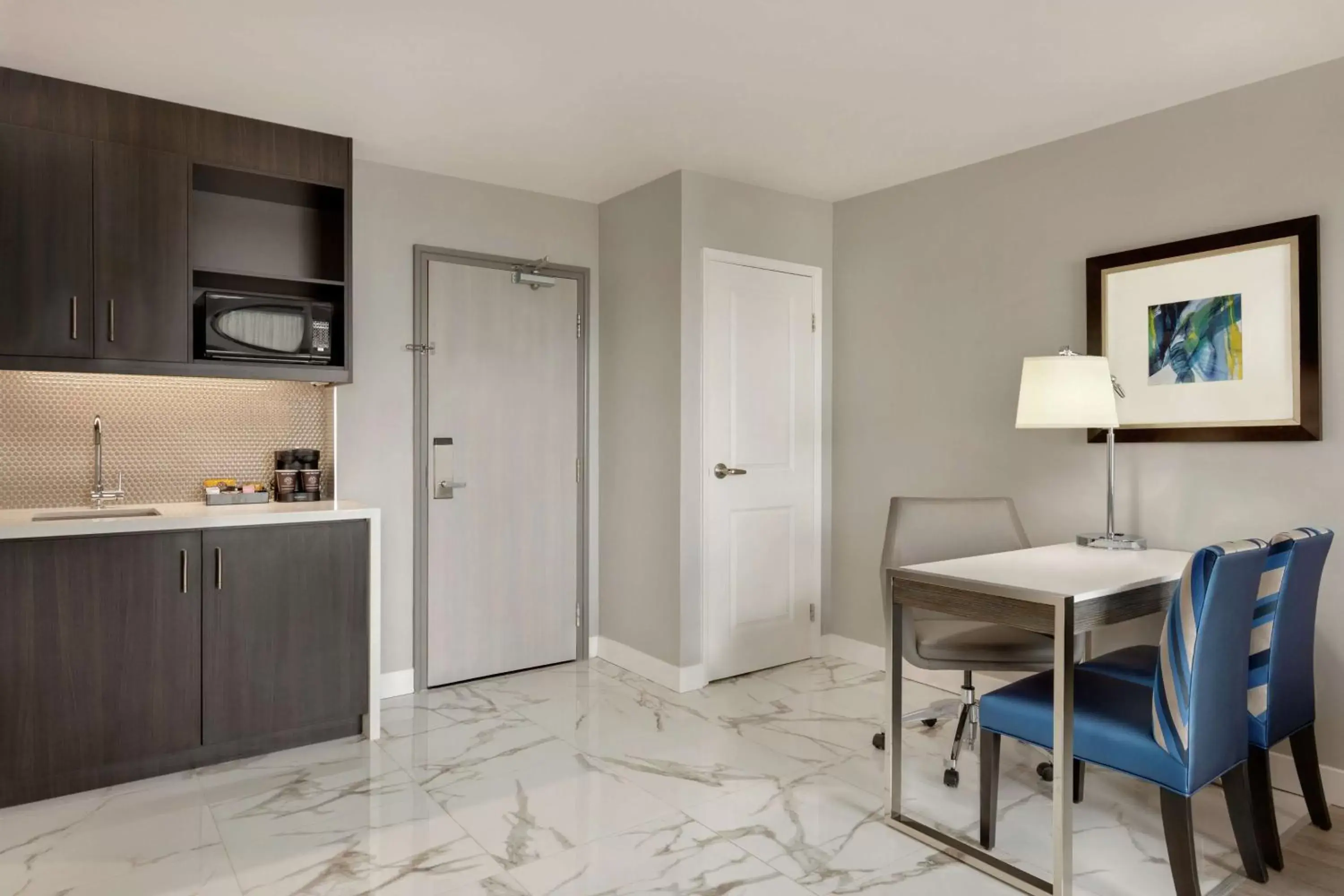 Living room, Kitchen/Kitchenette in Embassy Suites By Hilton Montreal Airport