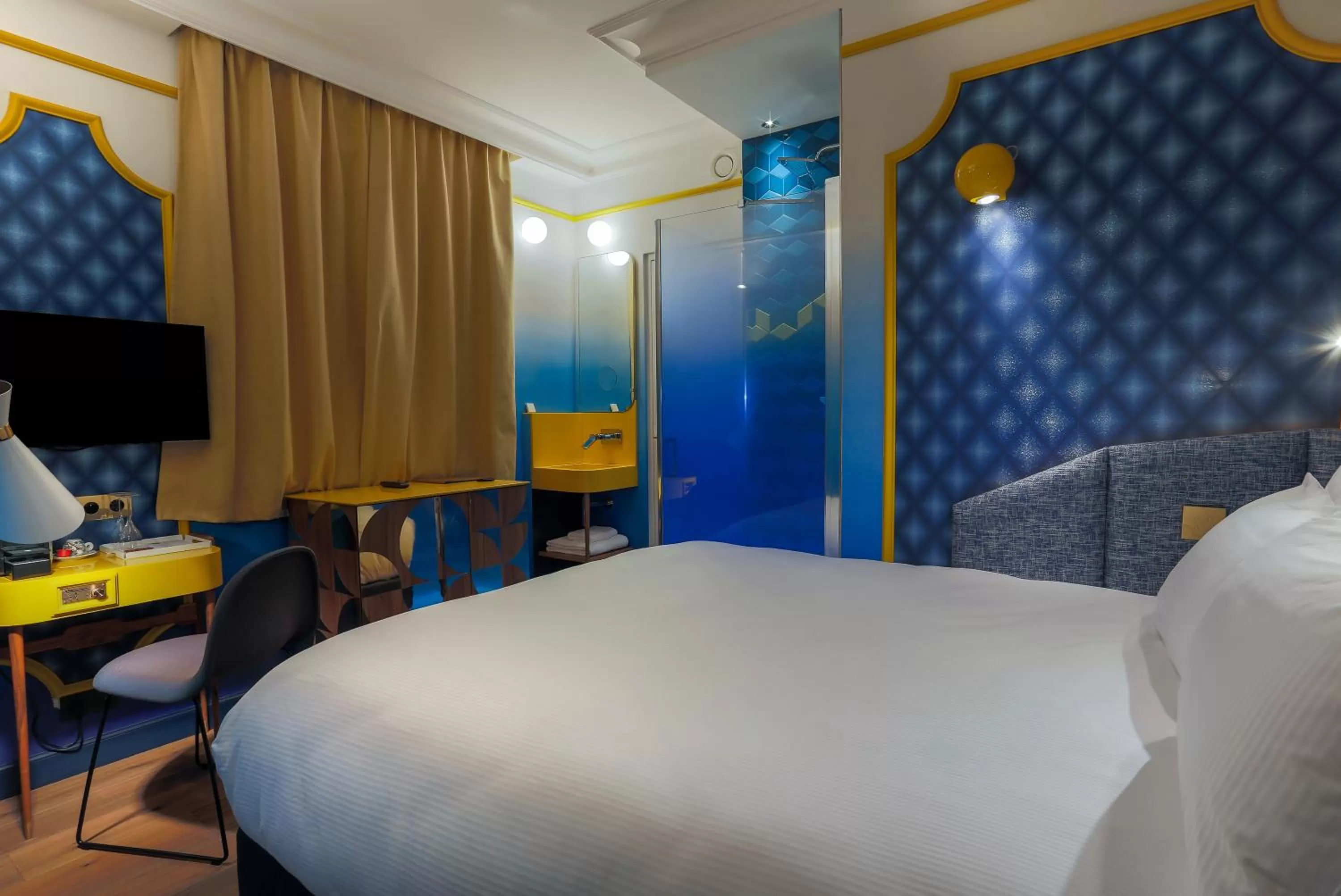 Bathroom, Bed in Idol Hotel