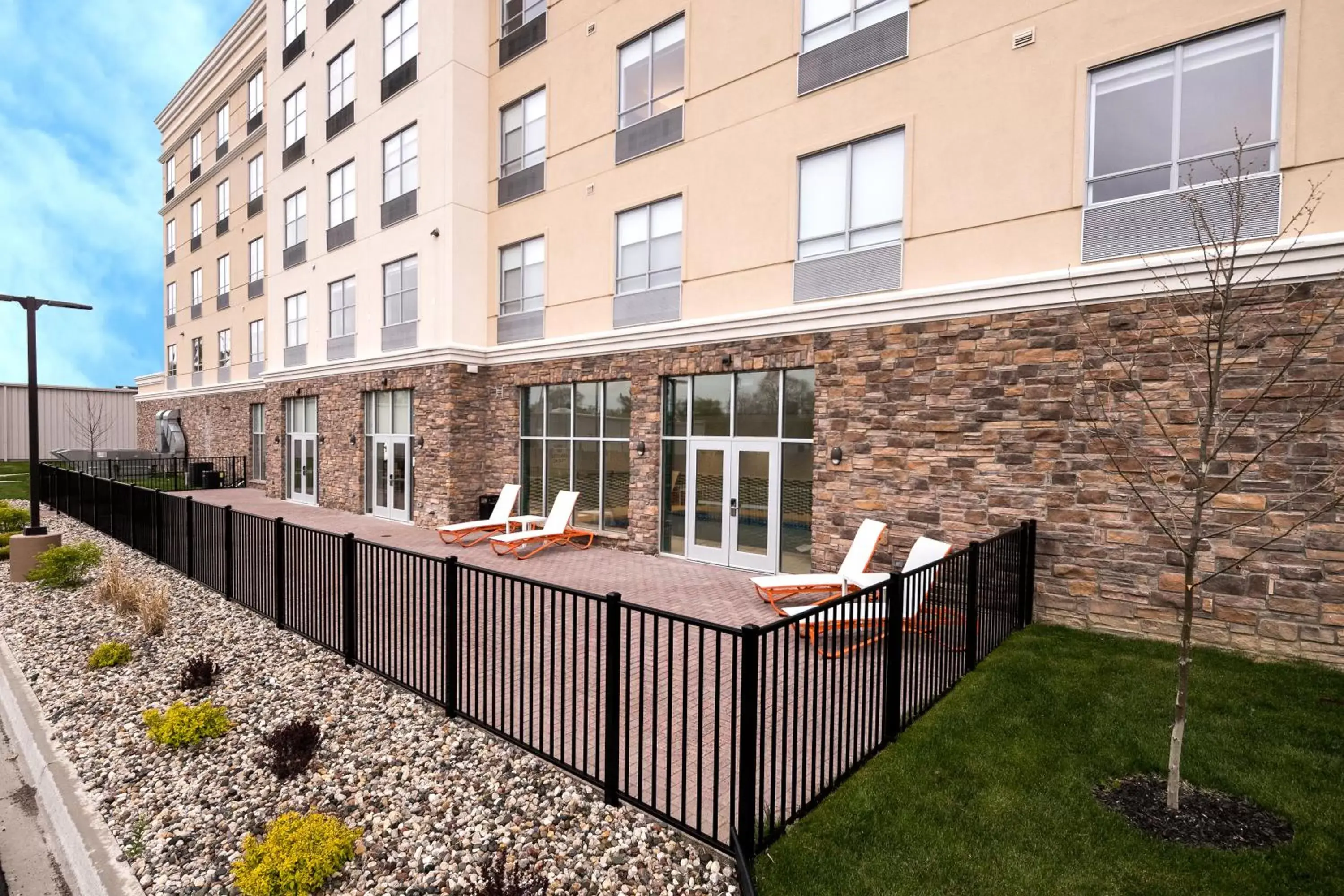 Patio, Property Building in Holiday Inn & Suites Detroit - Troy, an IHG Hotel