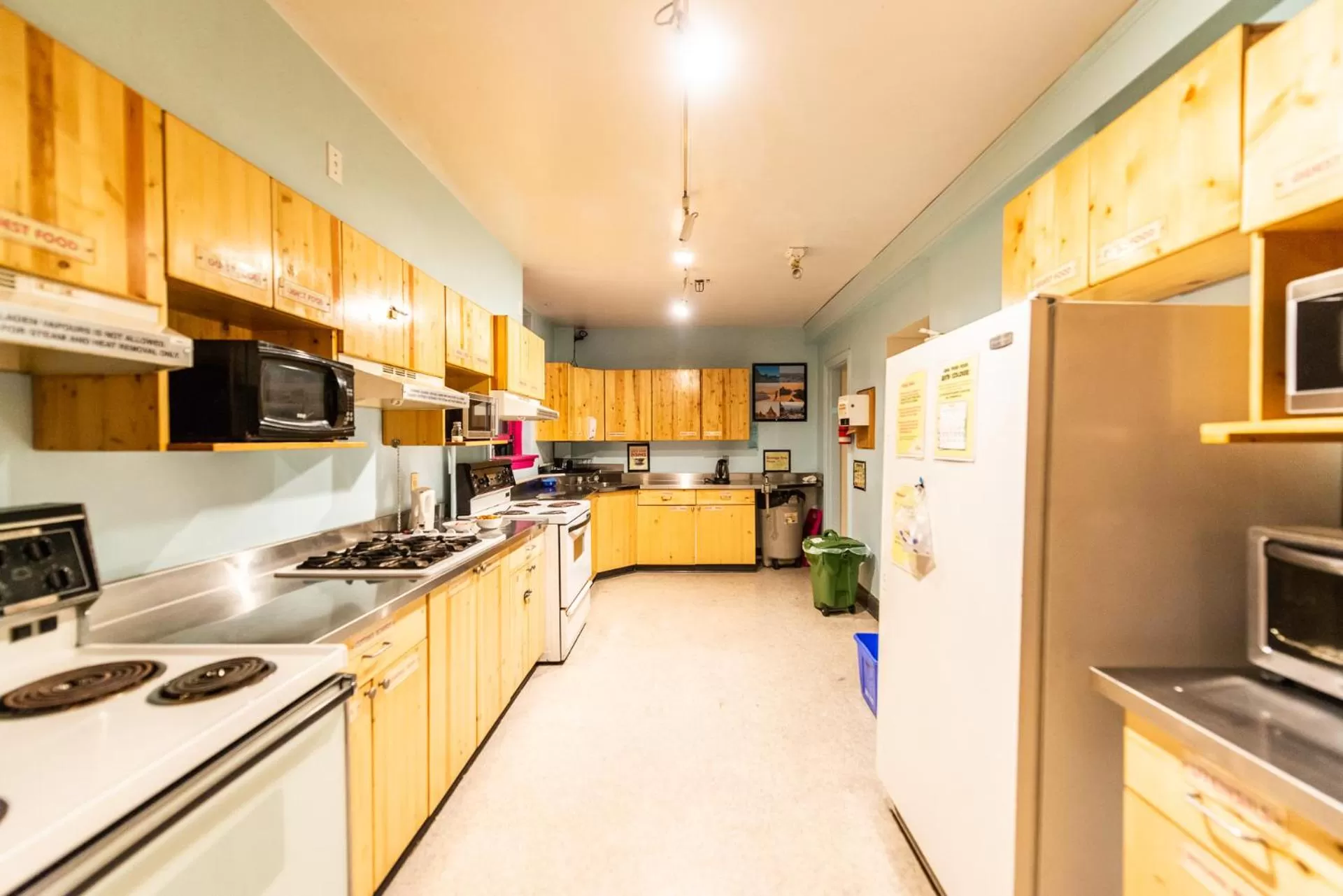 Communal kitchen in Ocean Island Inn | Backpackers | Suites