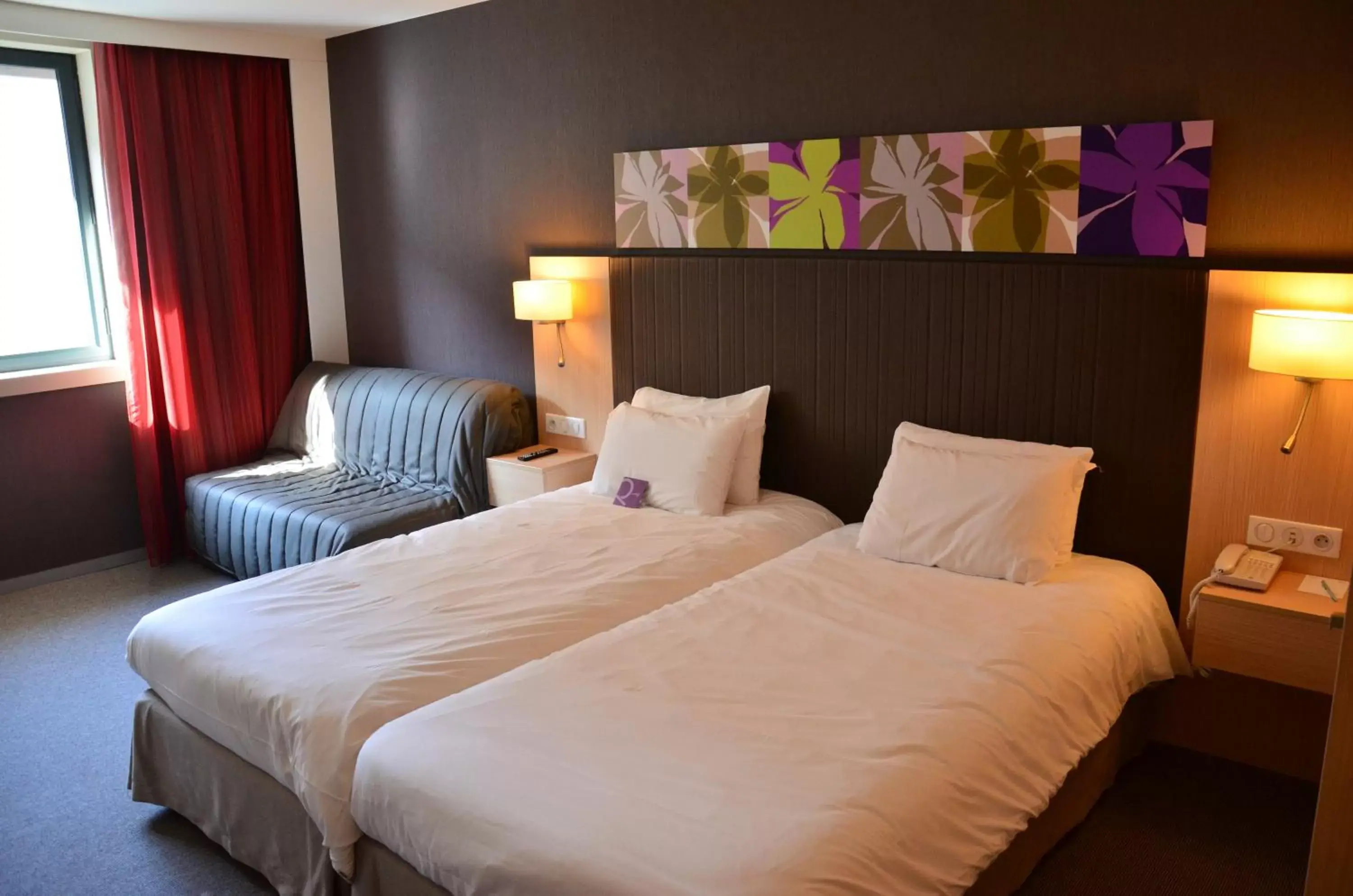 Photo of the whole room, Bed in Mercure Valenciennes Centre