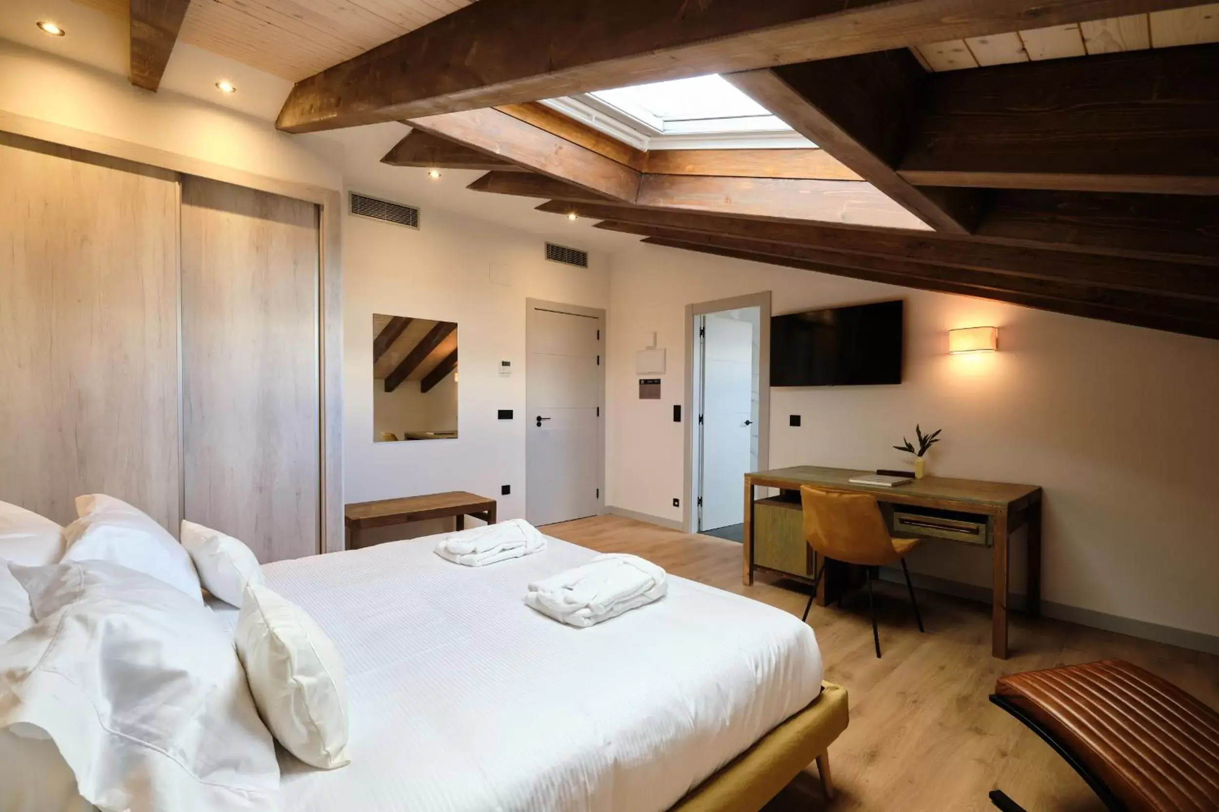 Photo of the whole room, Bed in HOTEL BOUTIQUE VILLA DEL MARQUÉS