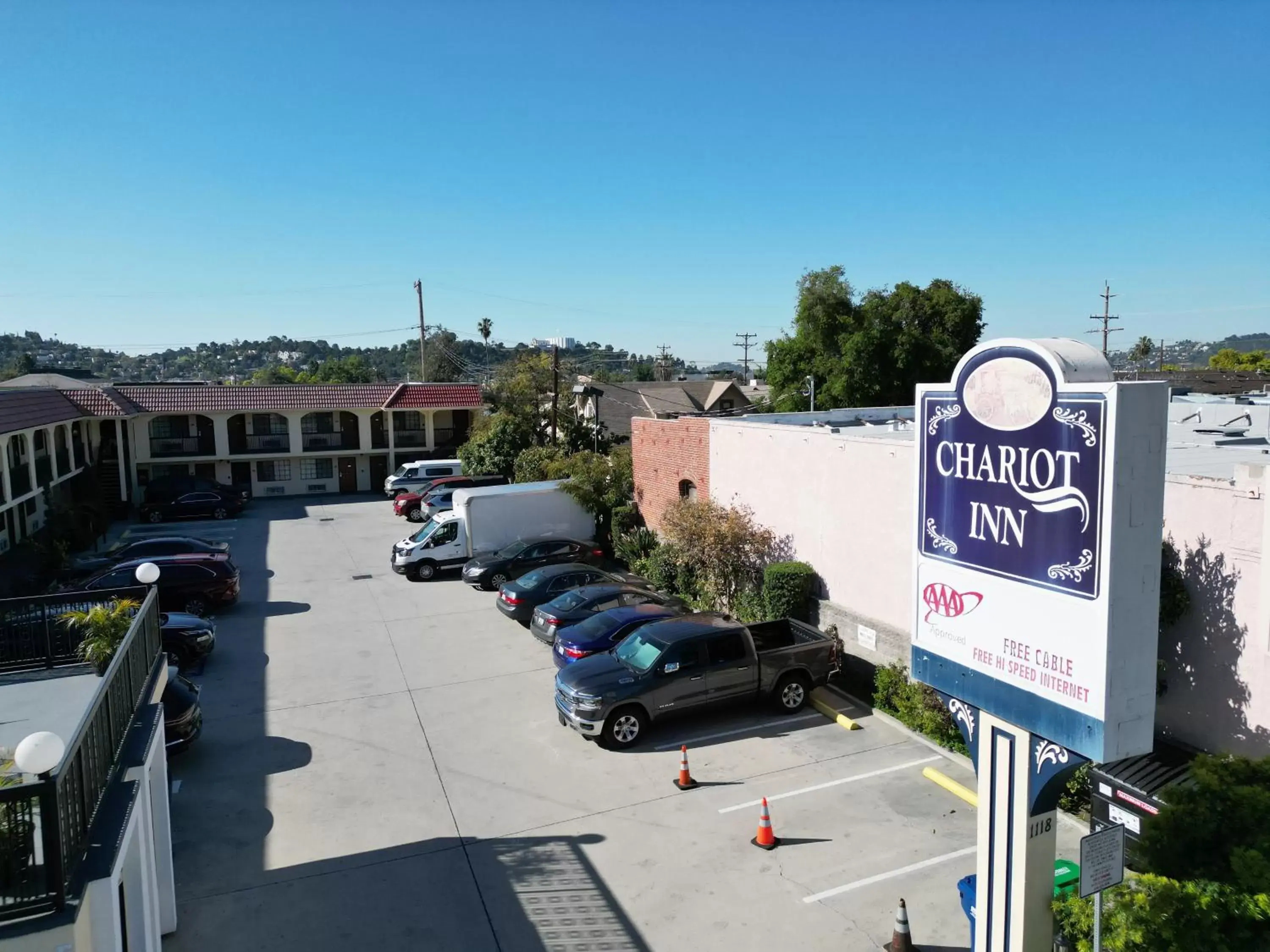 Property building in Chariot Inn Glendale - Pasadena