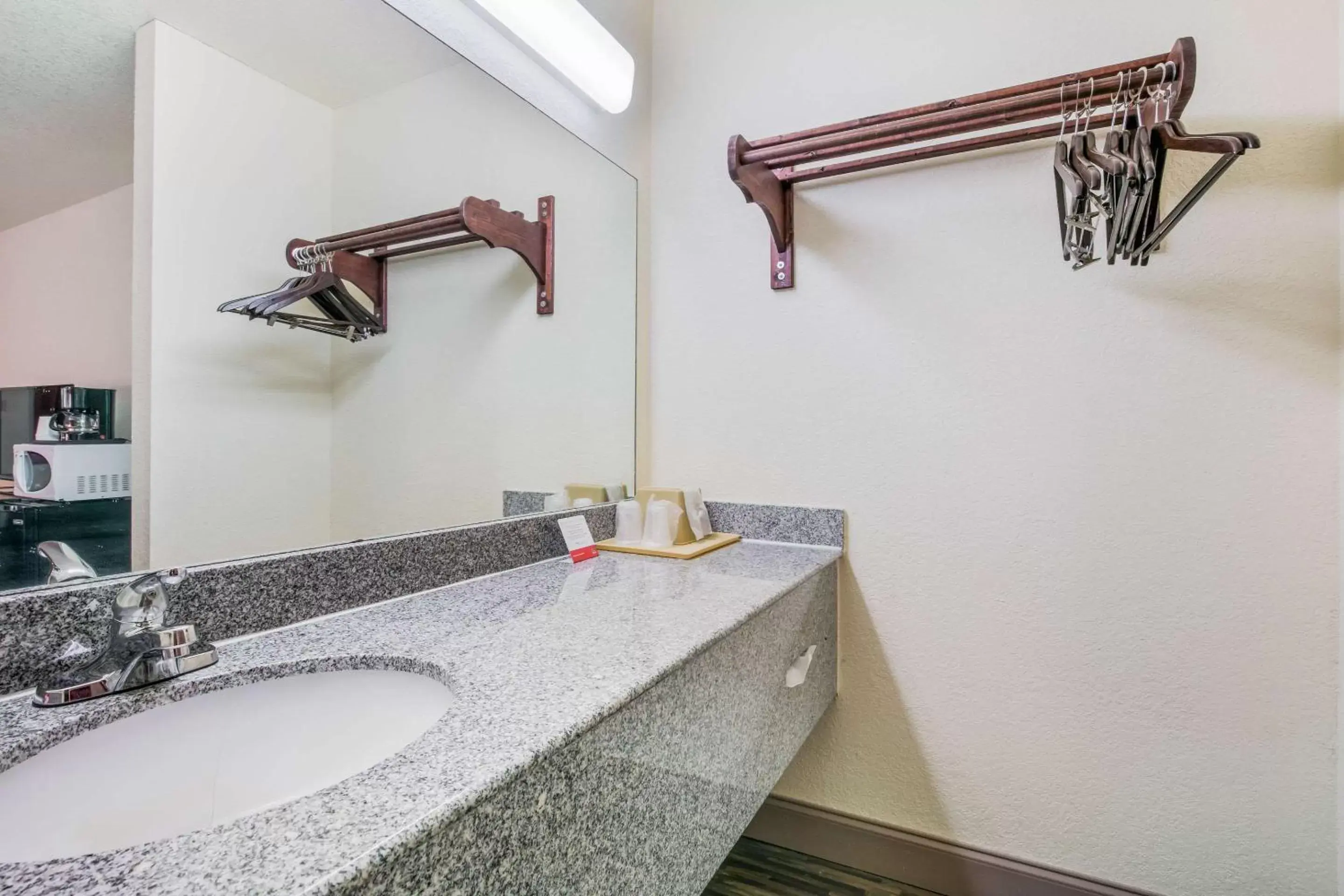 Bathroom in Econo Lodge & Suites Brinkley