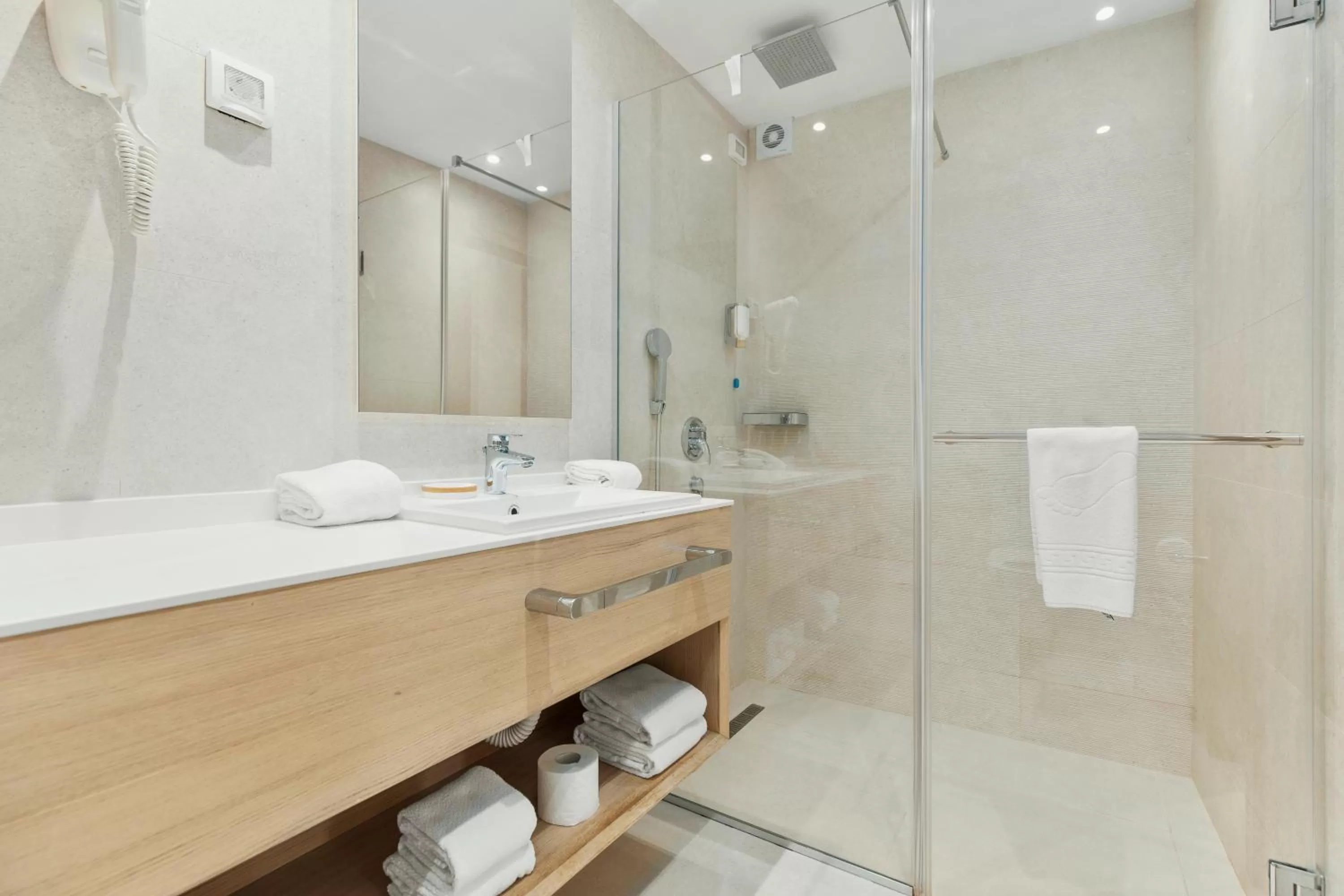 Bathroom in Hotel Harmonia by Dukley