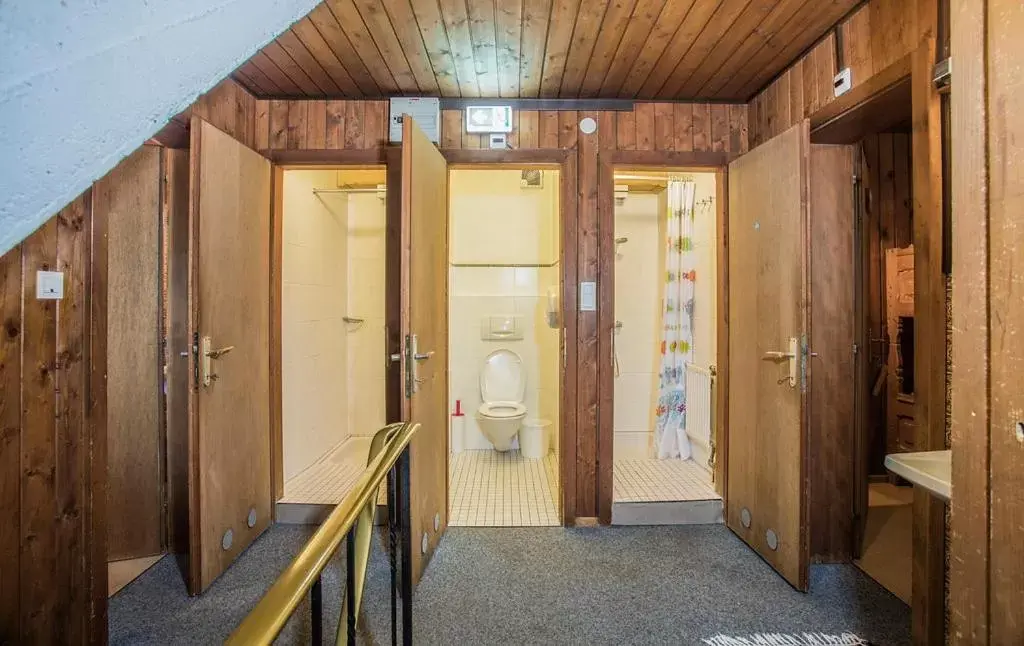 Zimmer 4 - Two Bed Room with Shared Bathroom in Hocheckhuette On Top of the Kitzbuehel Hahnenkamm Mountain Zimmer 4 - Two Bed Room with Shared Bathroom in Hocheckhuette On Top of the Kitzbuehel Hahnenkamm Mountain