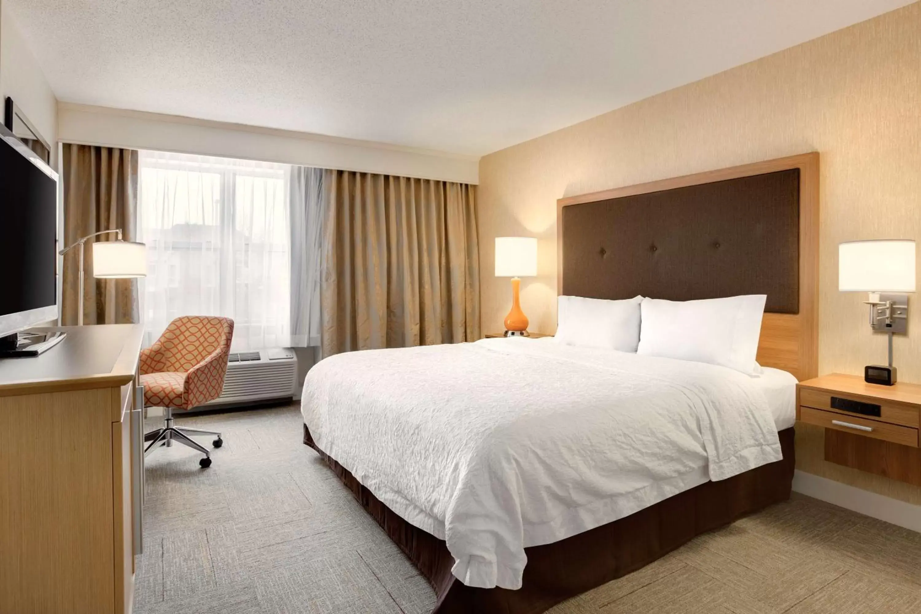 Bed in Hampton Inn & Suites Cleveland-Independence