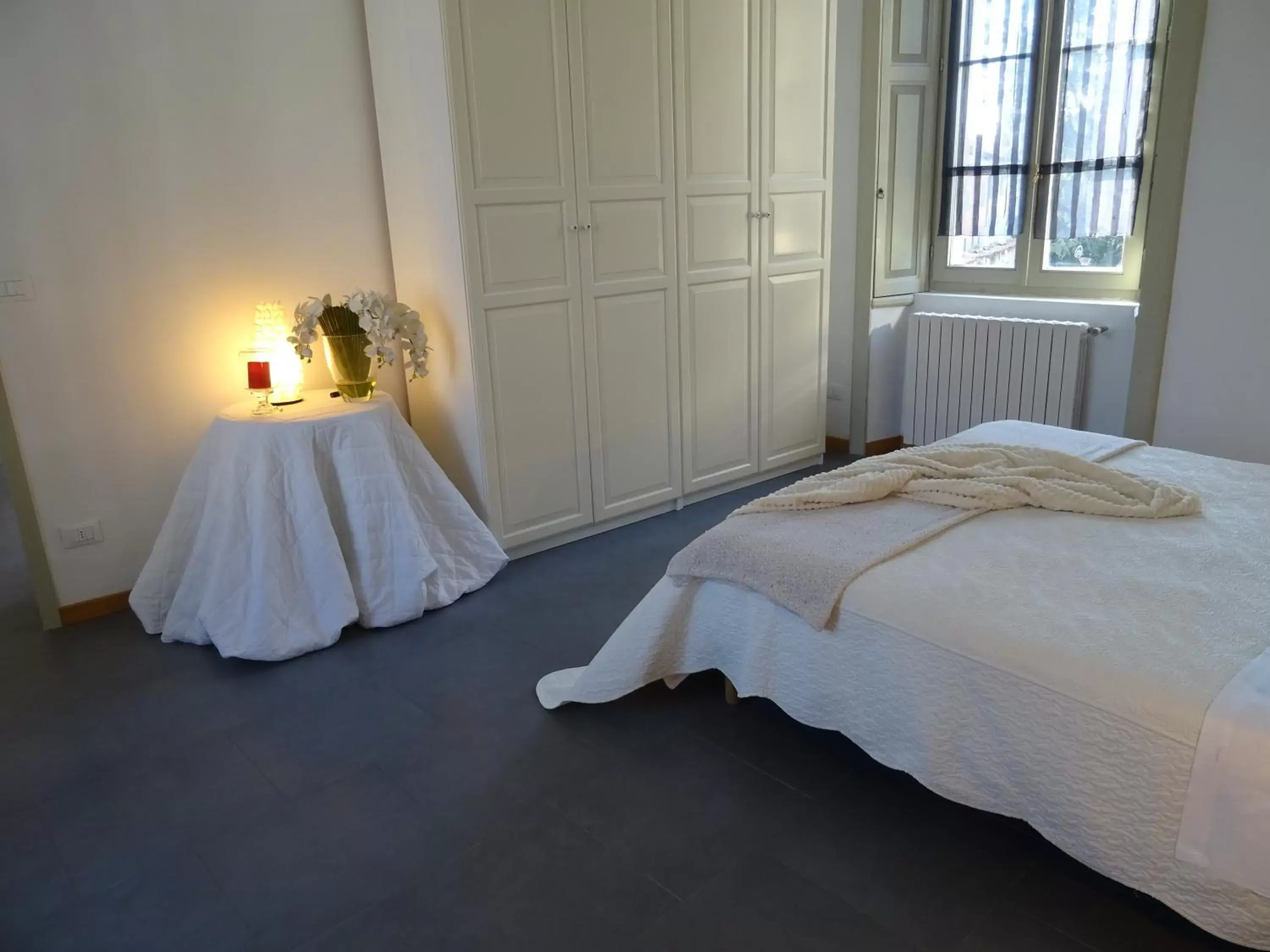 Photo of the whole room, Bed in CharmeRooms Villa Moroni