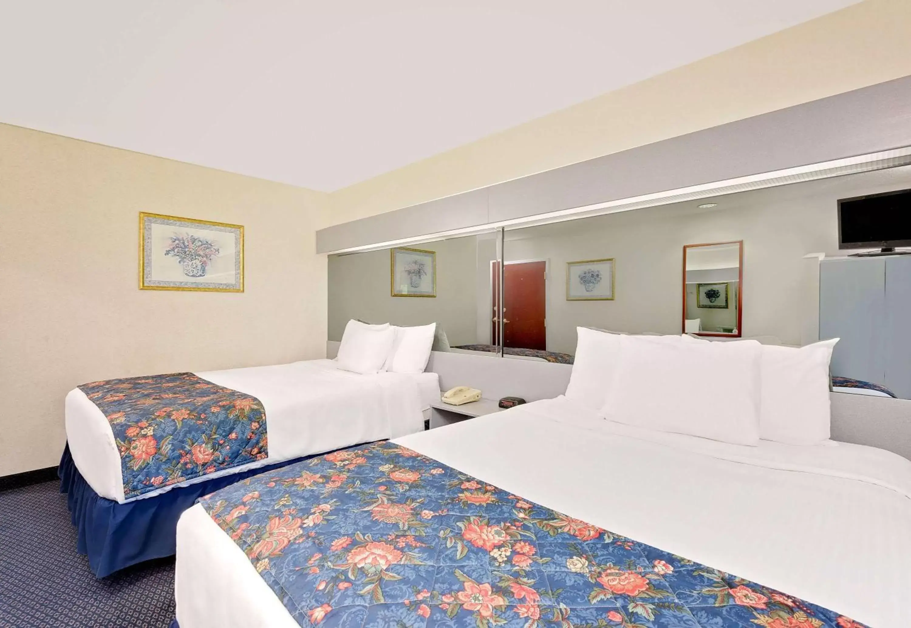 Photo of the whole room, Bed in Microtel Inn and Suites Hagerstown