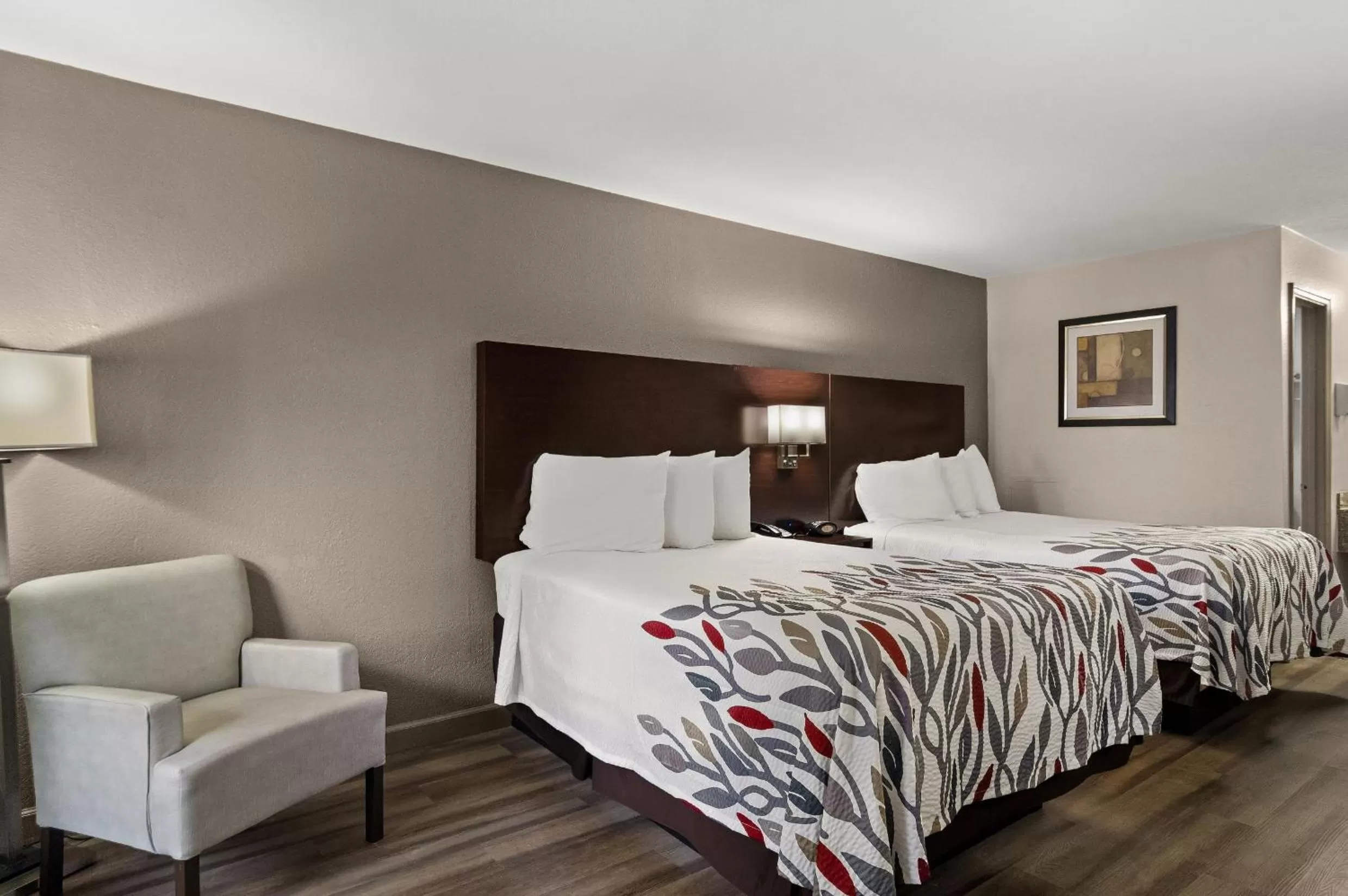 Guests, Bed in Red Roof Inn Baldwin