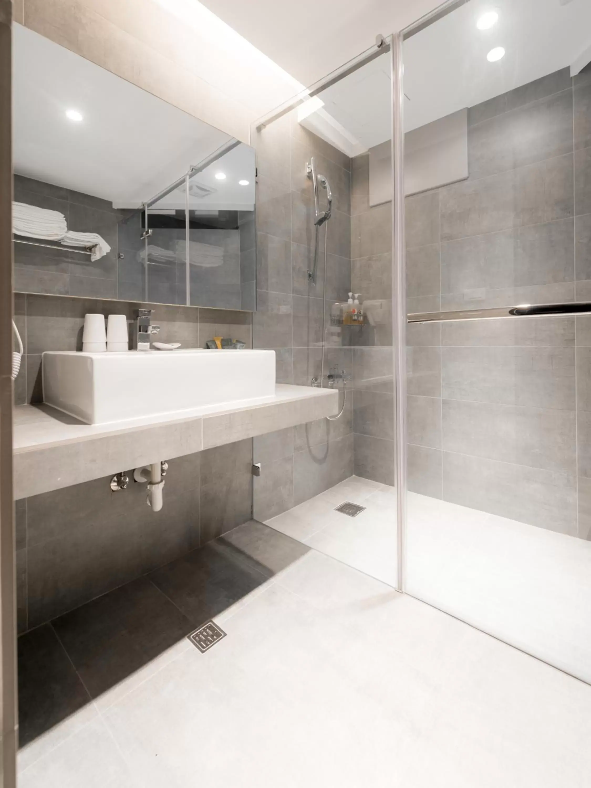 Shower, Bathroom in Wountain Hotel