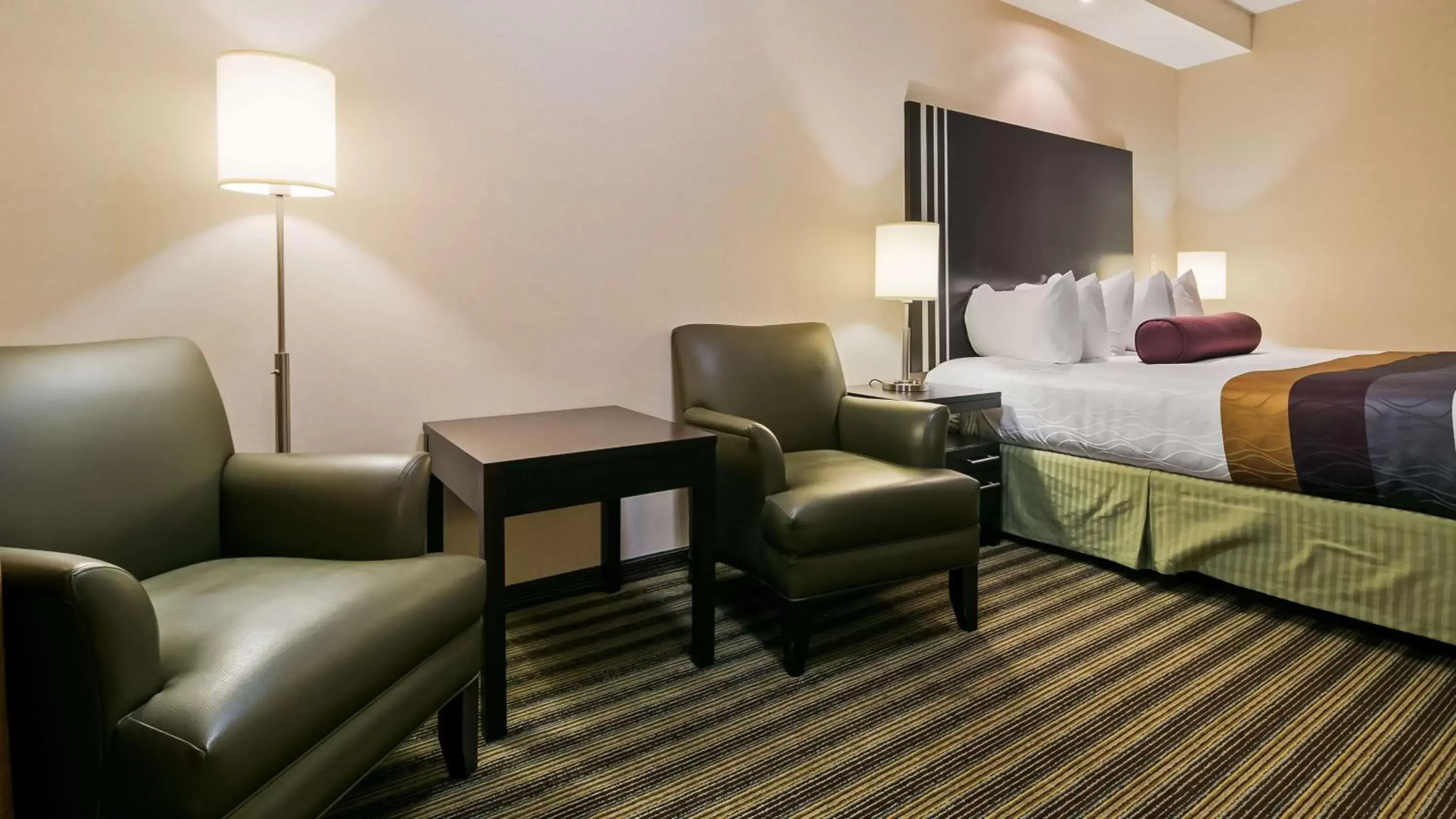 Bedroom, Seating Area in Best Western Plus Sherwood Park Inn & Suites