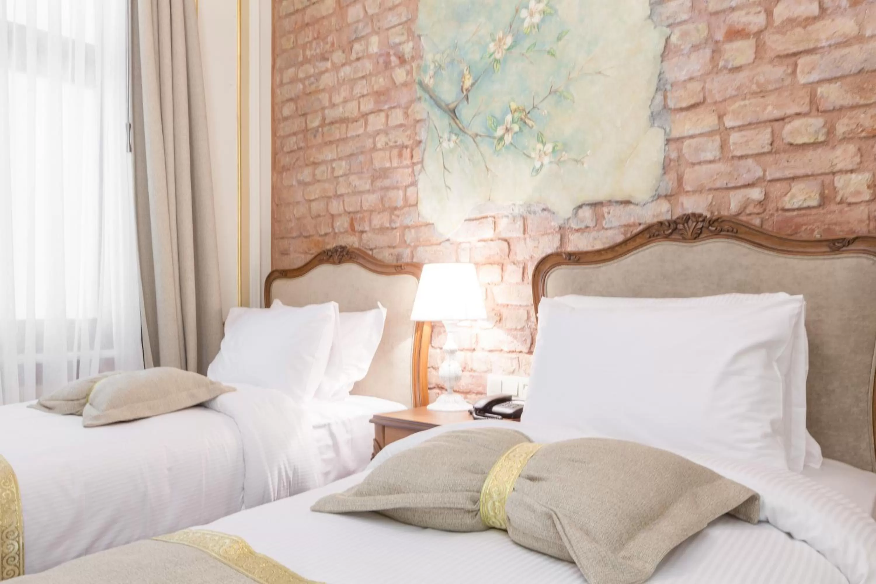 Facade/entrance, Bed in Hotel Pera Parma